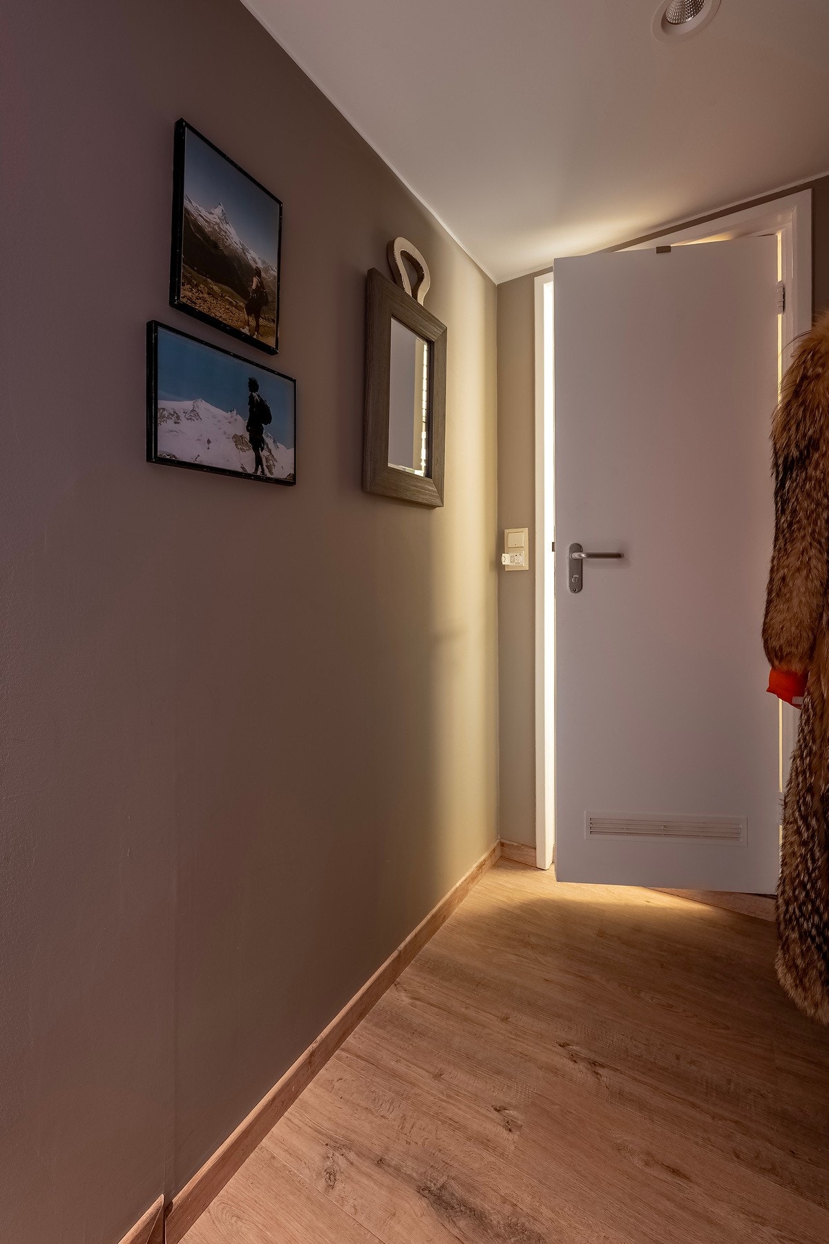 Gang mot bad med praktisk oppbevaring for yttertøy ved entréen. Galleribilde