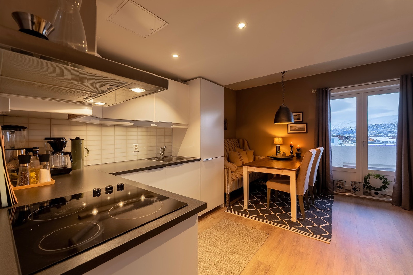 Kjøkkenet består av hvitmalt glatt innredning med laminerte benkeplater fra IKEA. Galleribilde