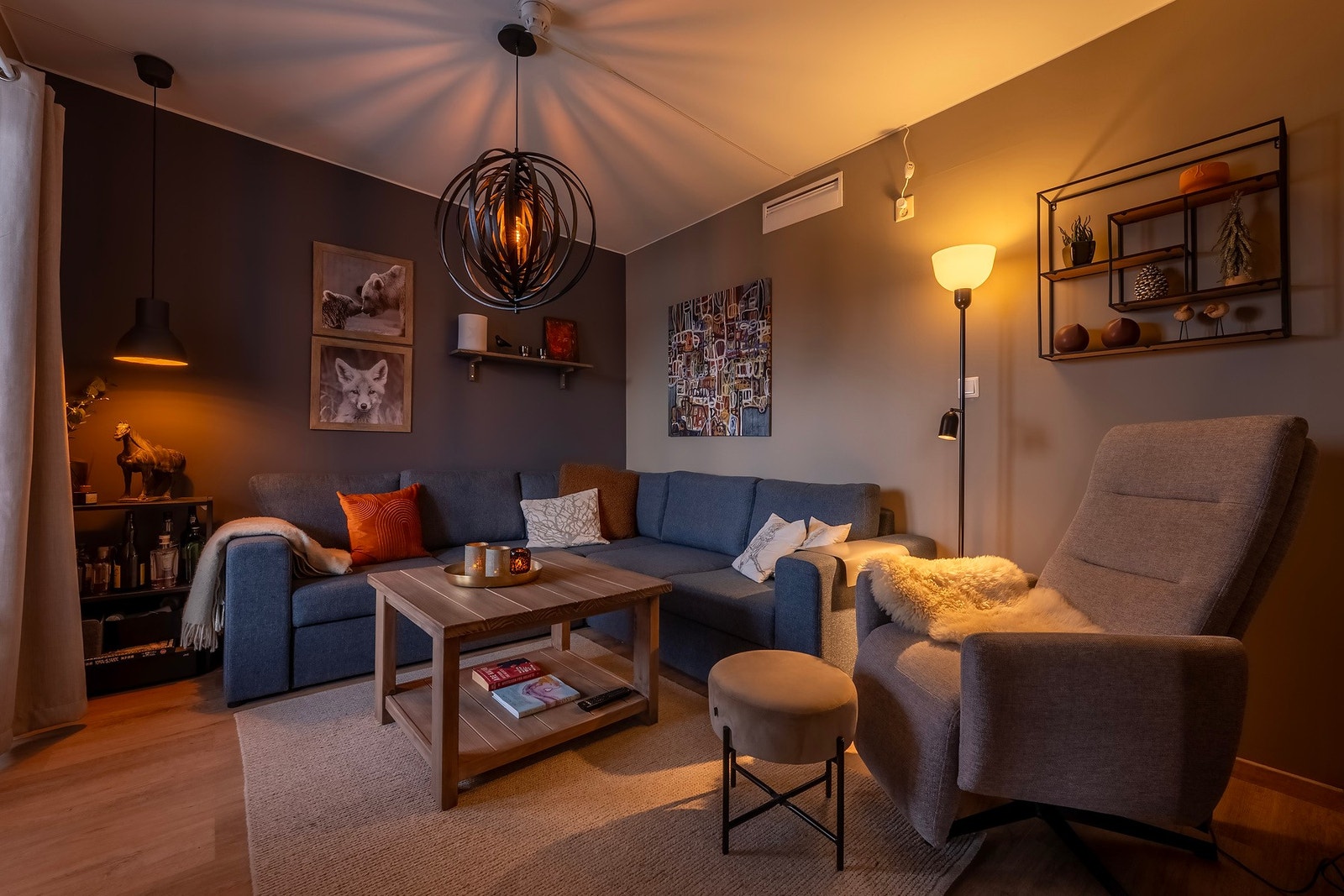 Romslig og åpen stue på 11 kvm med god takhøyde som gir rommet en luftig atmosfære Galleribilde