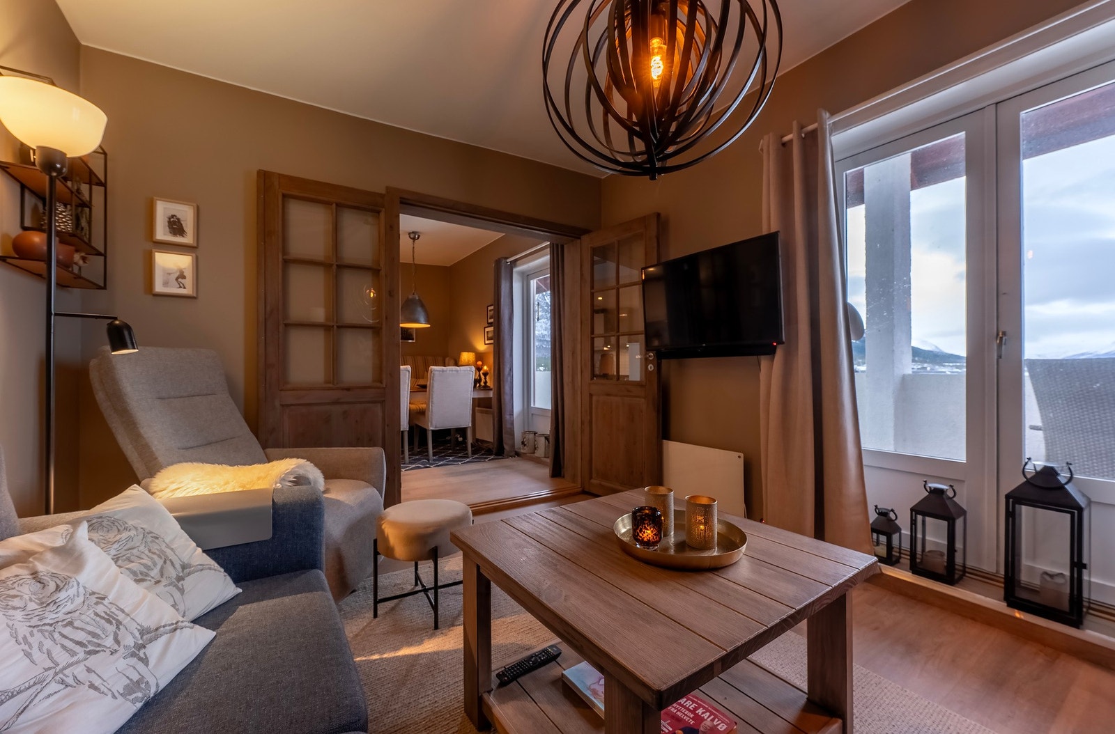 Den gode planløsningen gjør det enkelt å innrede rommet og tilbyr direkte tilgang ut til verandaen. Galleribilde