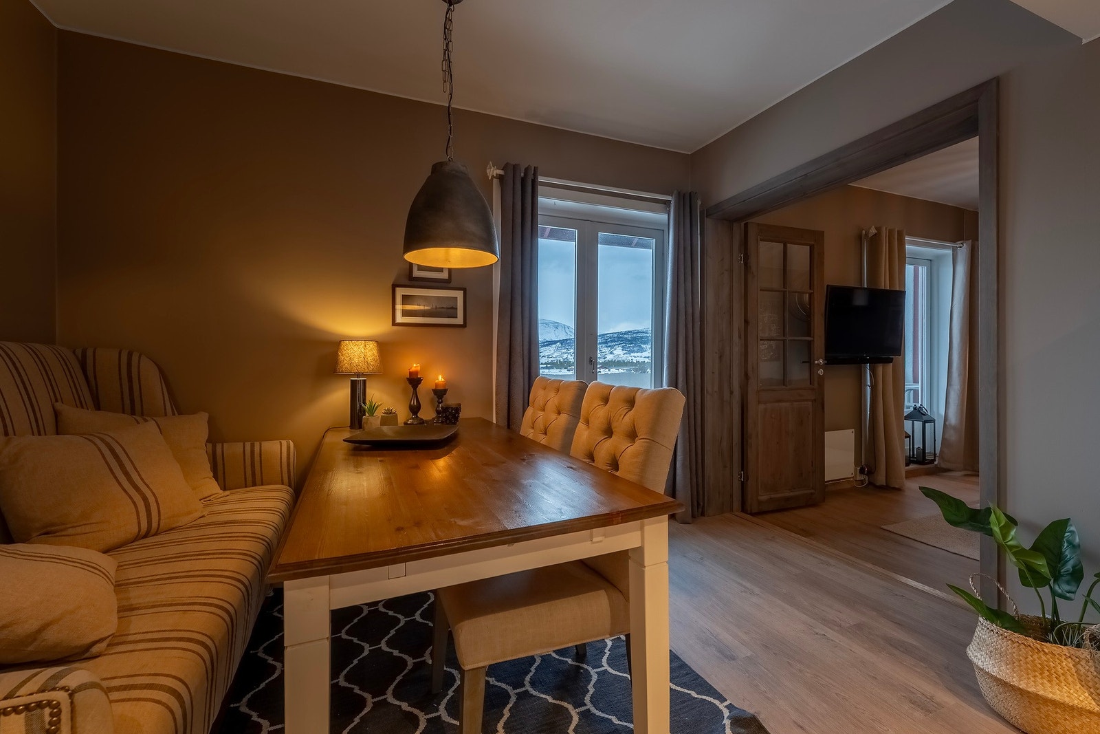 Rommet byr på utgang til veranda. Galleribilde