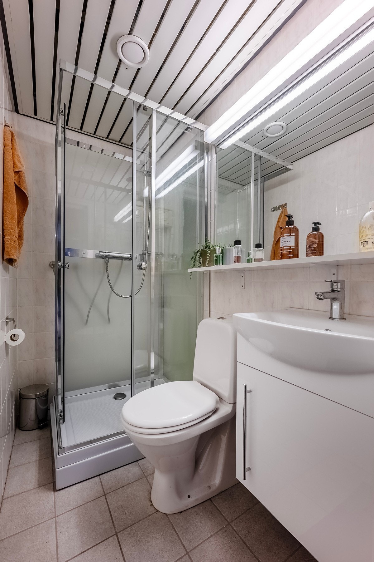 Flislagt bad med malt metallpanel i himling. Galleribilde