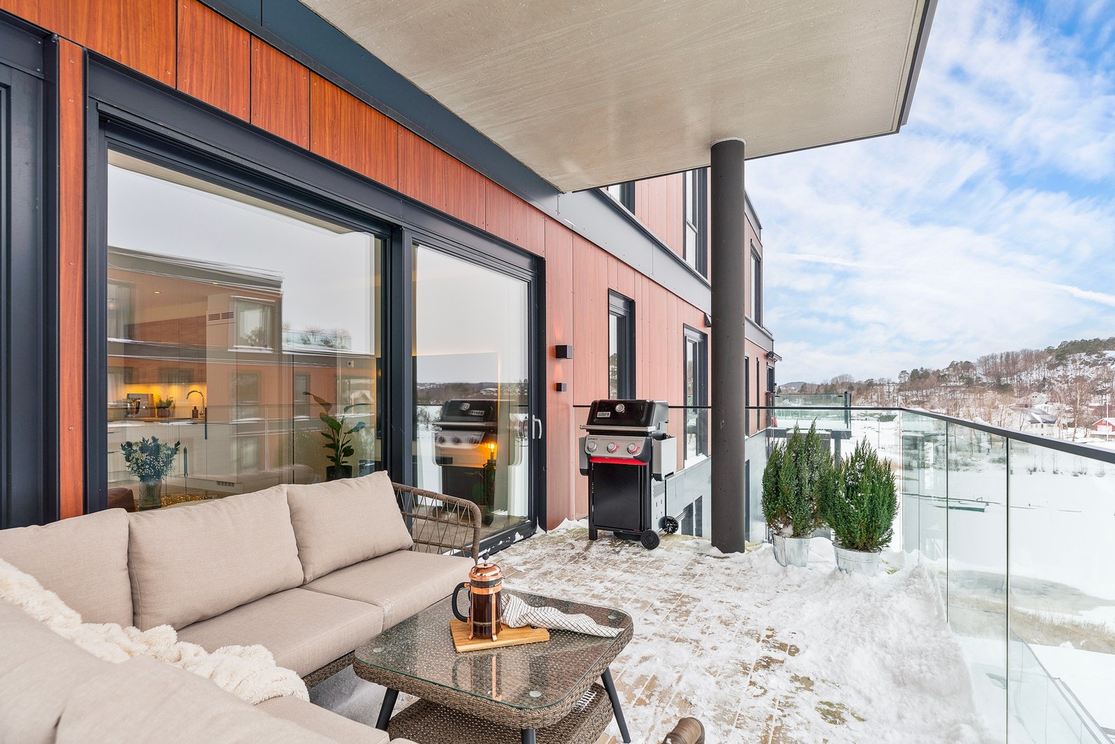 Fra stuen er det utgang til en veranda på 15 kvm, hvor du kan nyte morgen-og kveldssolen- Her er flott utsikt til Hølen. Galleribilde