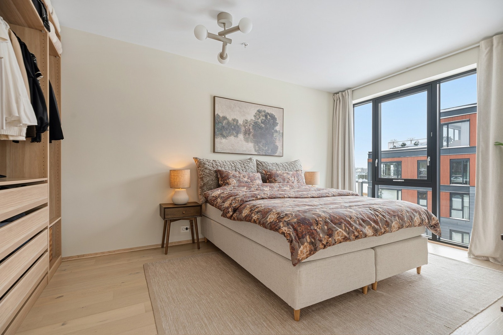 Hovedsoverommet har god plass til både dobbeltseng, nattbord og garderobeskap. Galleribilde