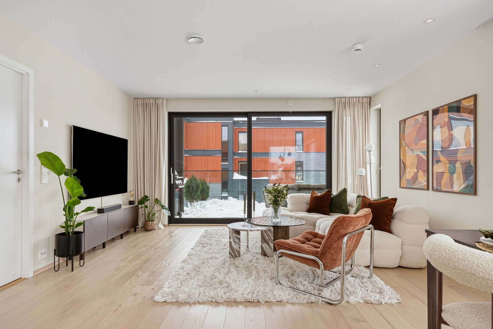 Stue-kjøkkenrommet har god plass til en romslig sofagruppe og spisestue. Rommet har vinduer mot tre sider. Galleribilde