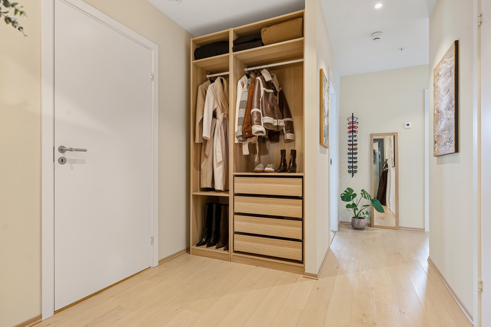 Velkommen inn! Leiligheten har en hyggelig entré med garderobeløsning. I tilknytning til inngangen ligger boden. Galleribilde