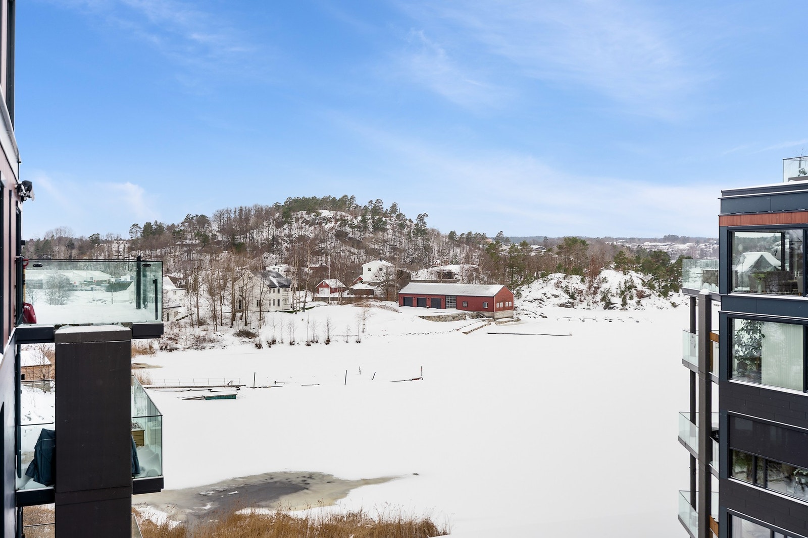 Her bor du rett i vannkanten med nydelig utsikt fra leiligheten. Galleribilde