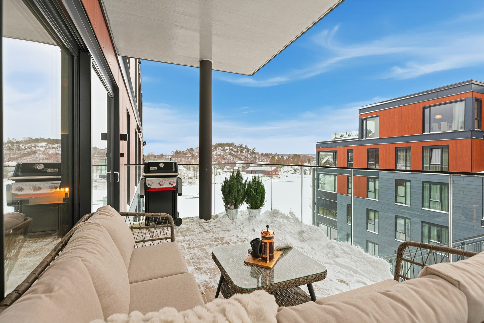 Verandaen har god plass til utegruppe og grill. Galleribilde