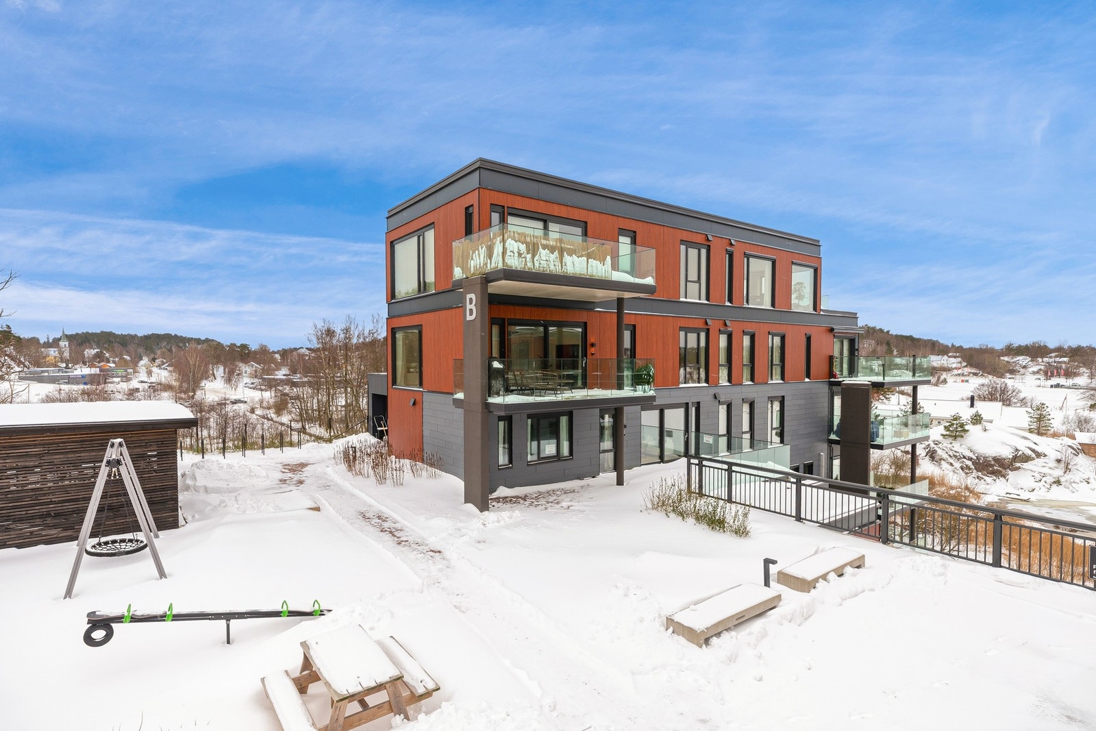 His brygge ble oppført i 2023 og området er opparbeidet med hyggelig fellesområder som lekeplasser for de minste. Galleribilde