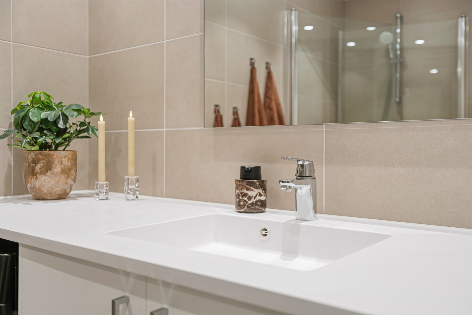 Pene detaljer på baderom, og her er opplegg for vaskemaskin. Galleribilde