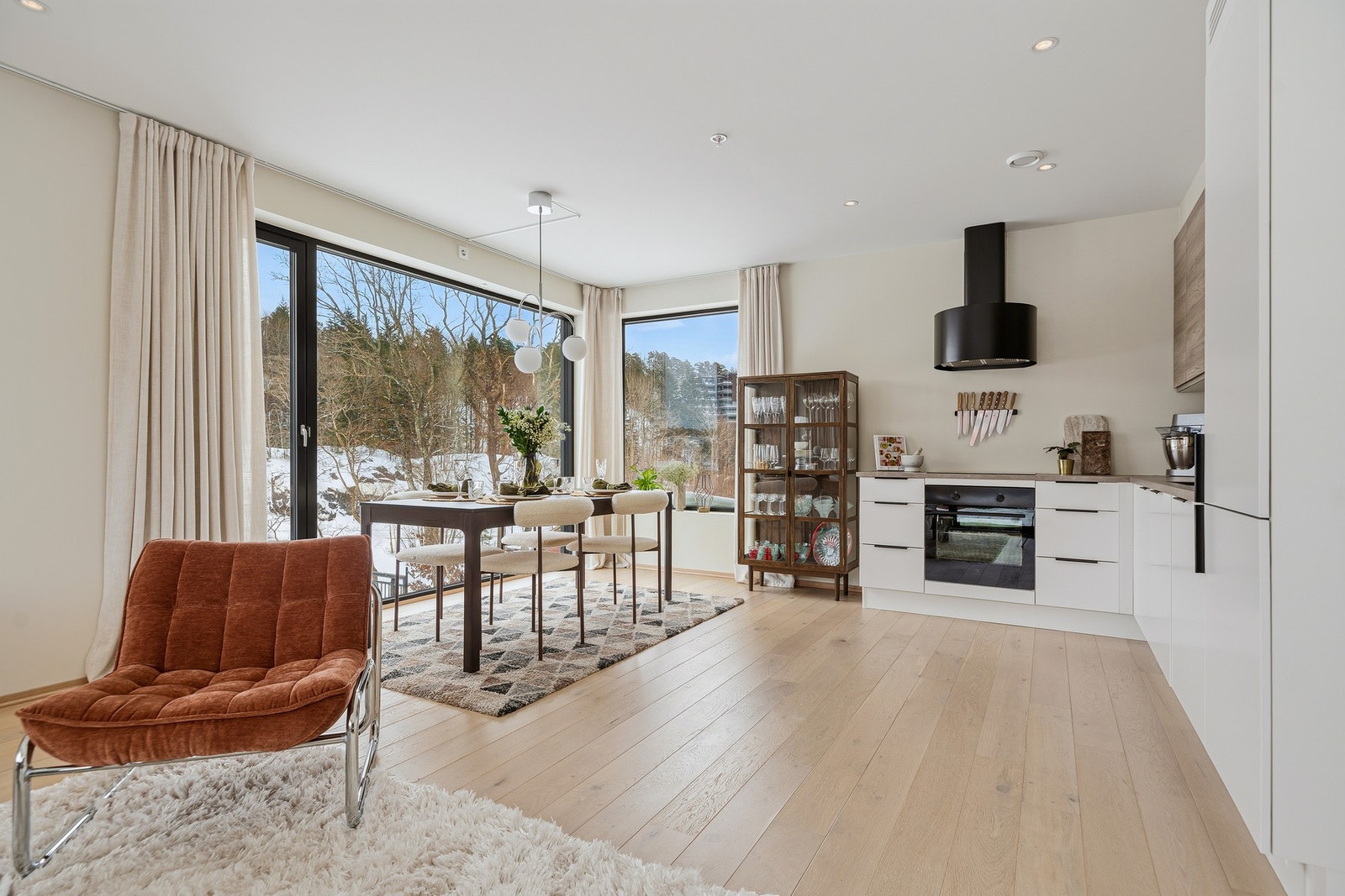 Stue med åpen og sosial kjøkkenløsning. Galleribilde