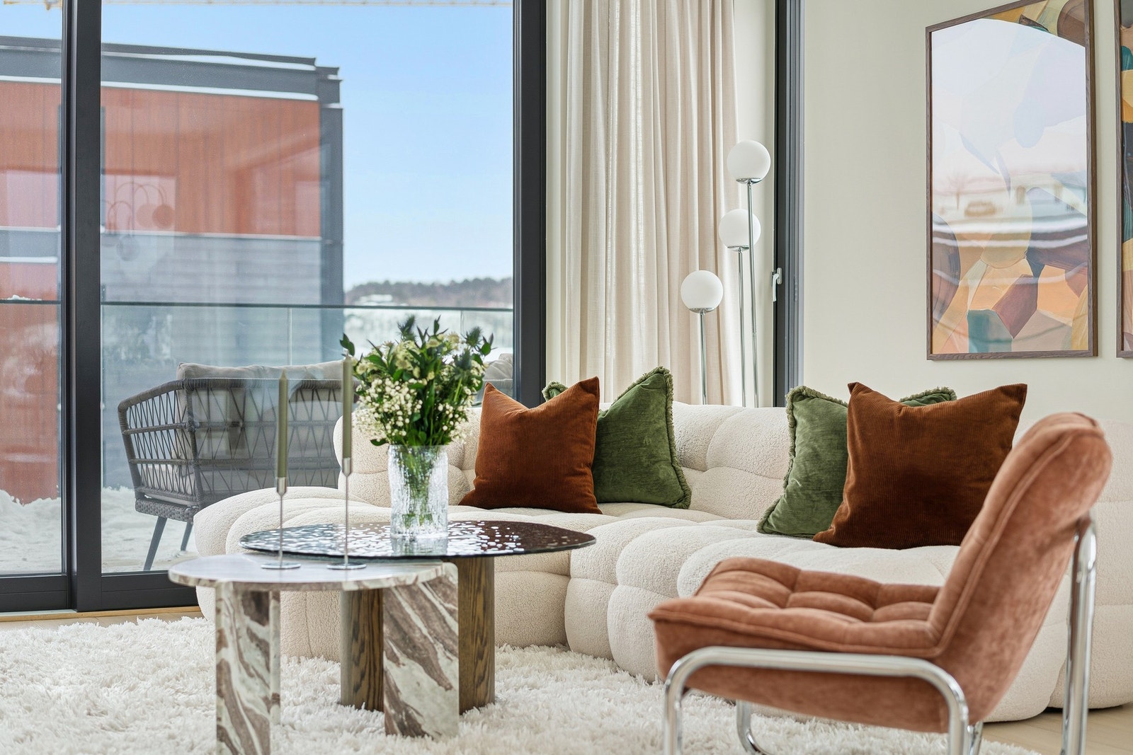 Vinduer fra gulv til tak sørger for naturlig lysinnslipp. Galleribilde