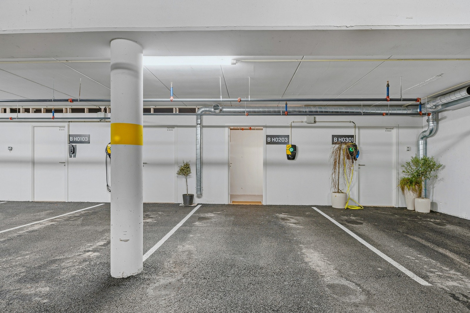 Parkeringsplass med elbil lader og heis opp til leiligheten. Galleribilde