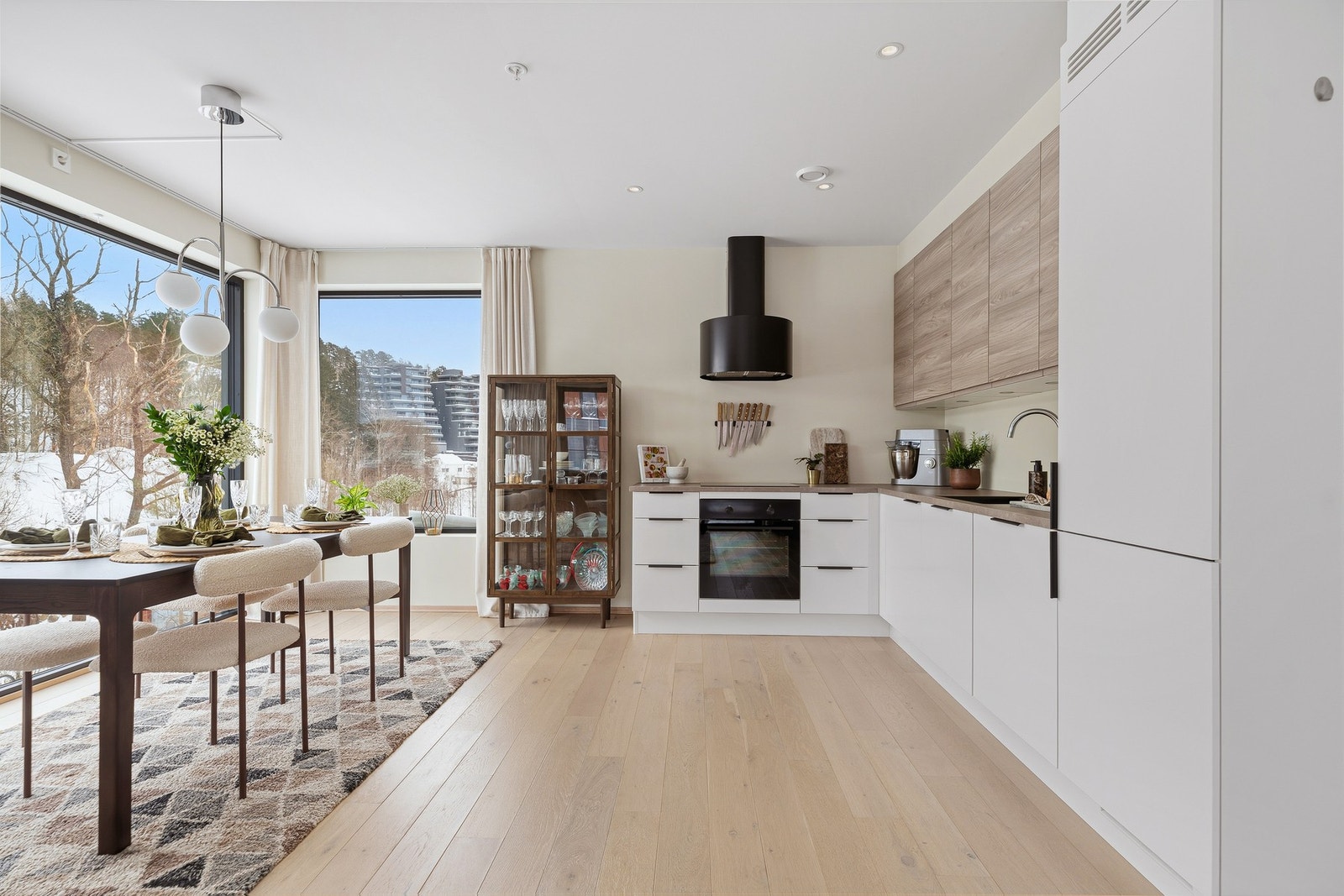 Lys og nydelig stue med luftig takhøyde og vinduer mot tre retninger. Åpen kjøkkenløsning og plass til både salong og spisegruppe. Energieffektiv oppvarming med vannbåren gulvvarme og balansert ventilasjon. Galleribilde