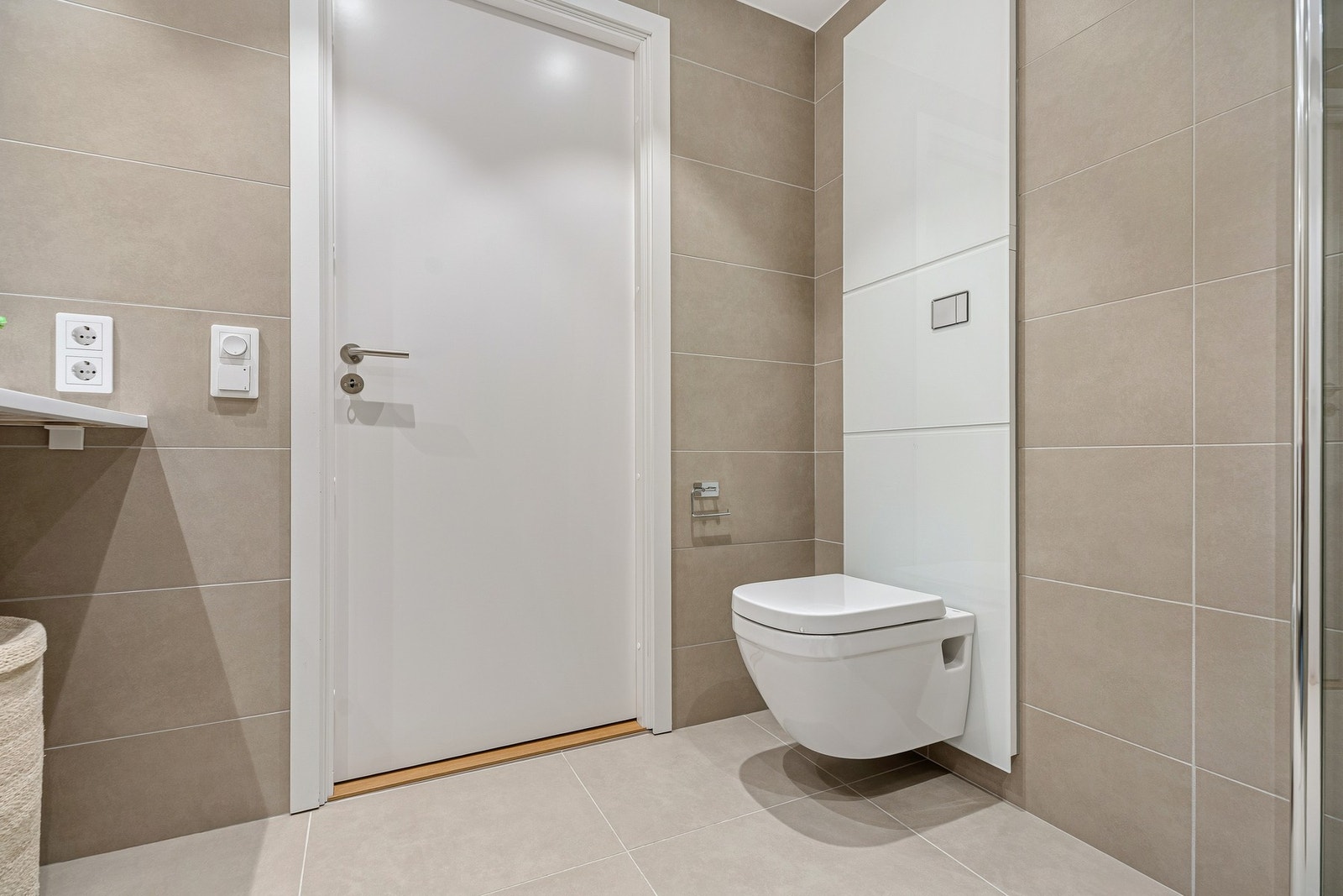 Badet har vegghengt toalett med skjult sisterne. Galleribilde