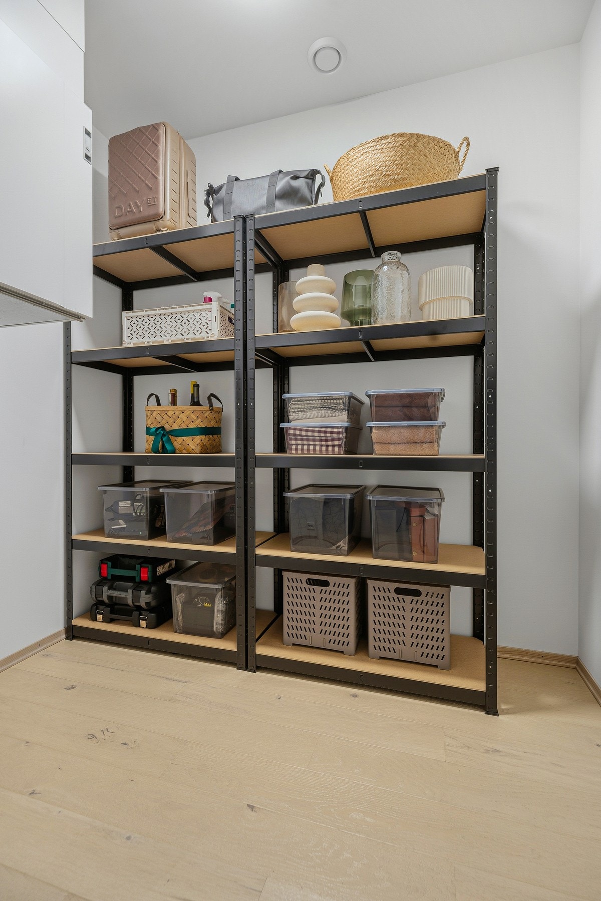 Boden har hylleløsning og god oppbevaringsplass. Galleribilde