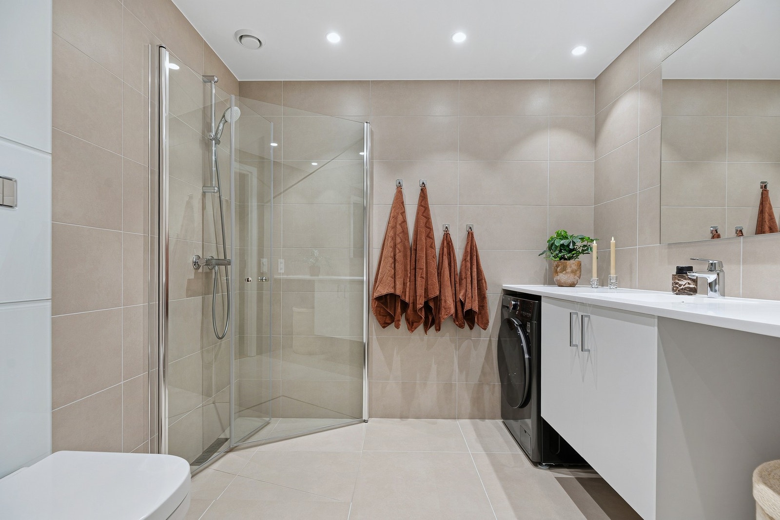 Stort, delikat bad med lekre fliser på gulv og vegger. Elektriske varmekabler i gulv, samt balansert ventilasjon med avtrekk via ventil i himling. Galleribilde