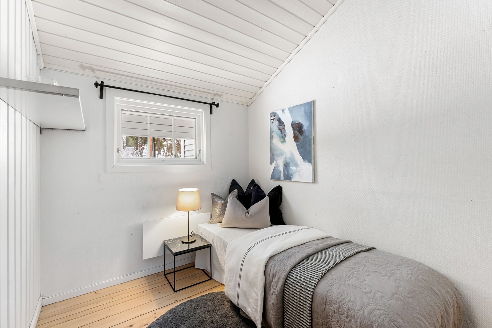 Fra entreen er det inngang til et praktisk kontor. Galleribilde