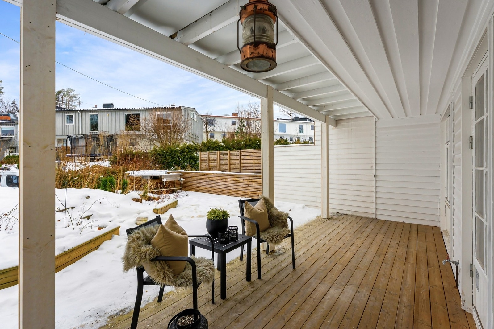 Fra stuen er det utgang til terrasse på ca. 42 kvm, med god plass til utemøbler og grill. Galleribilde