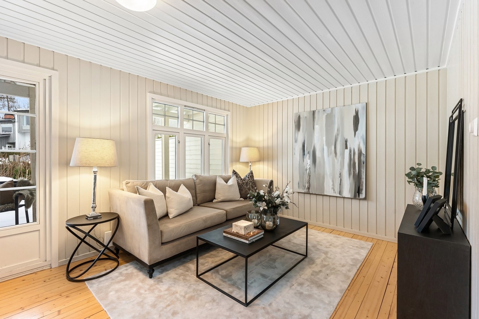 Lakkert tregulv og vegger malt i lyse fargetoner. Galleribilde