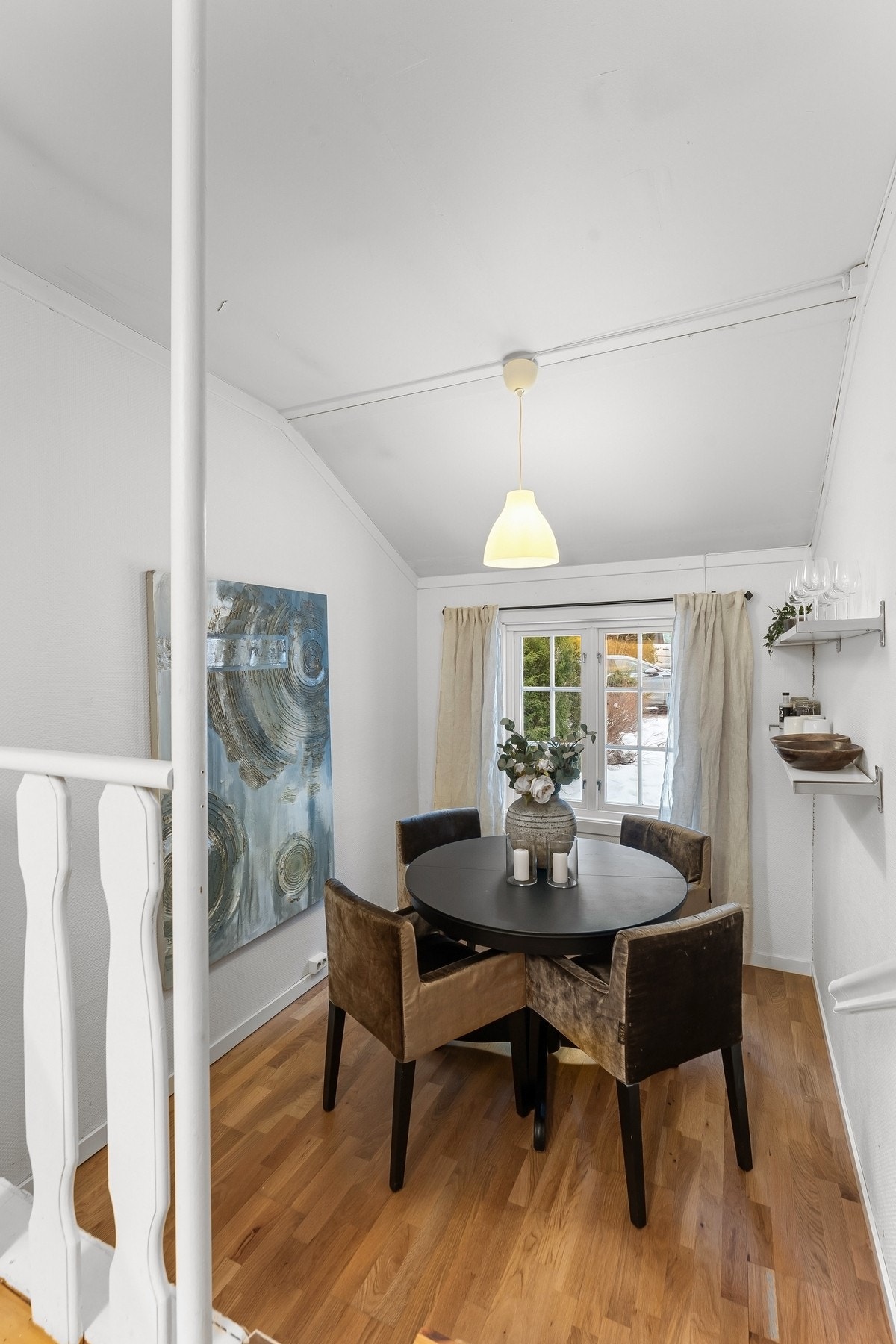 I tilknytning til kjøkkenet er det en spisekrok med plass til bord og stoler. Galleribilde