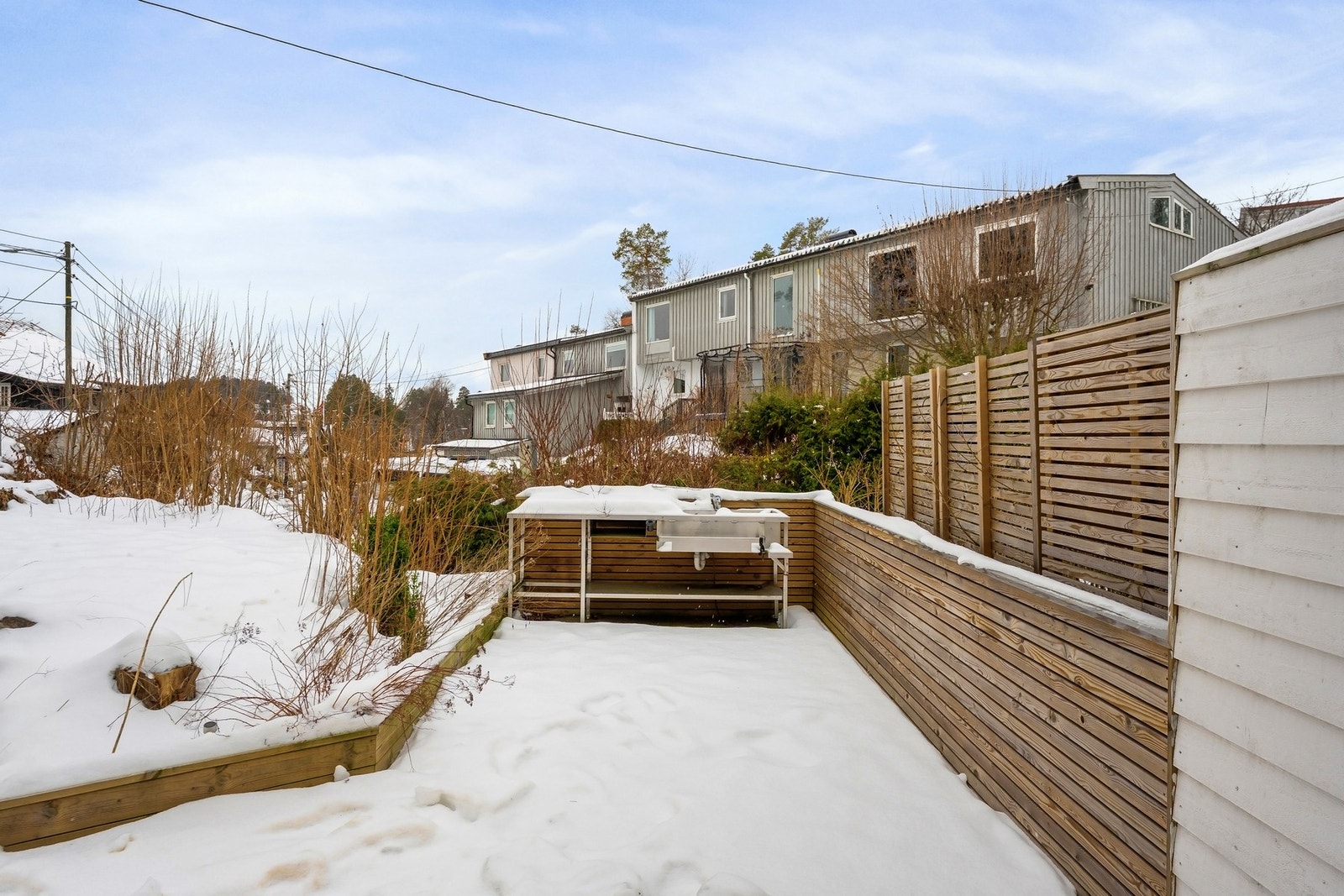 Terrassen har direkte adkomst til hagen, som gir en naturlig overgang mellom uteplass og grøntareal. Galleribilde