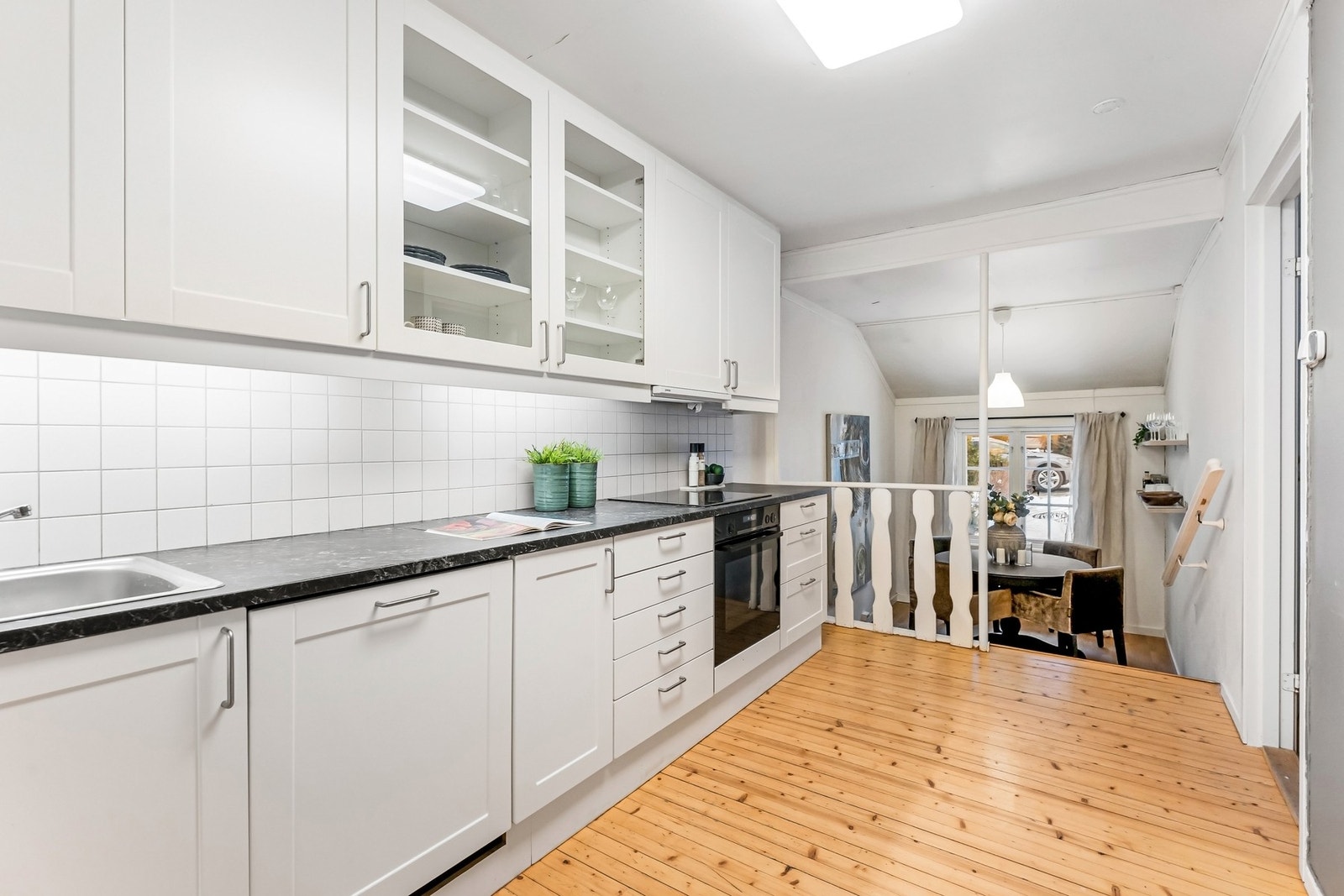 Integrerte hvitevarer som komfyr med keramisk topp, oppvaskmaskin, kjøleskap og fryser. Oppvaskmaskin, koketopp og ovn ble fornyet i 2024. Kjøkkenventilator med avtrekk ut. Galleribilde