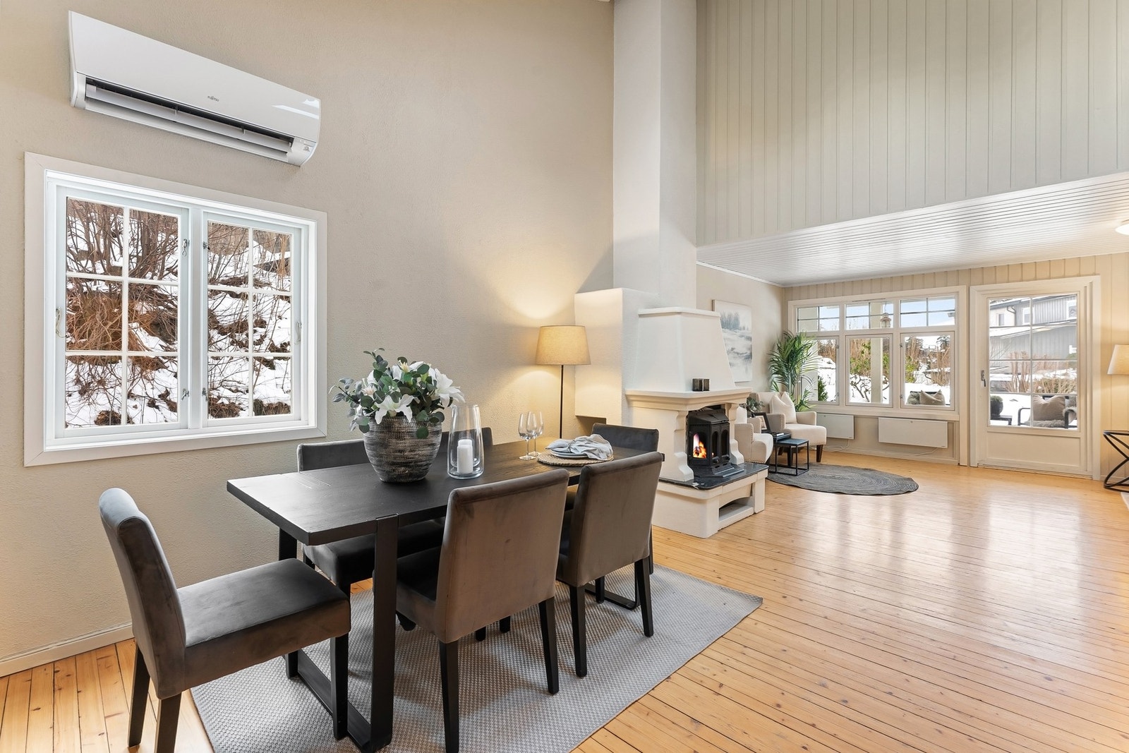 Boligen går over tre etasjer og har en hyggelig uteplass med stor terrasse på ca. 42 kvm og direkte adkomst til hage. Galleribilde