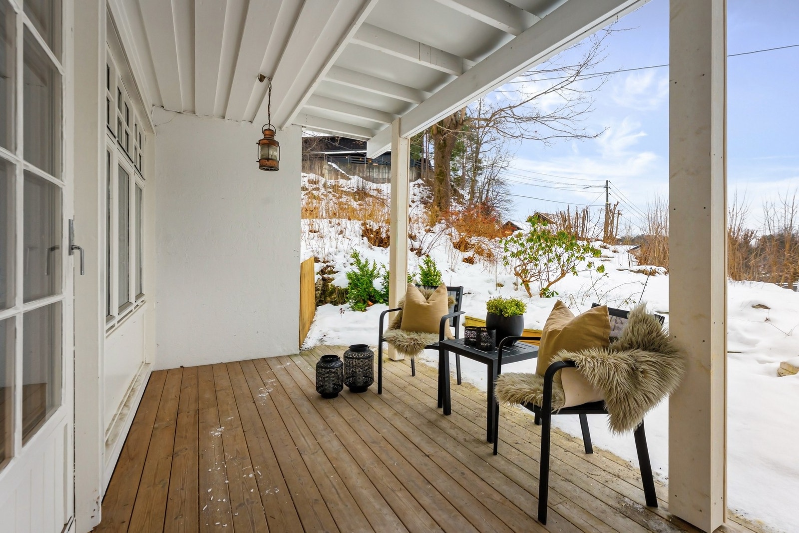 Deler av terrassen er overbygget, noe som gir flere bruksmuligheter gjennom sesongen. Galleribilde