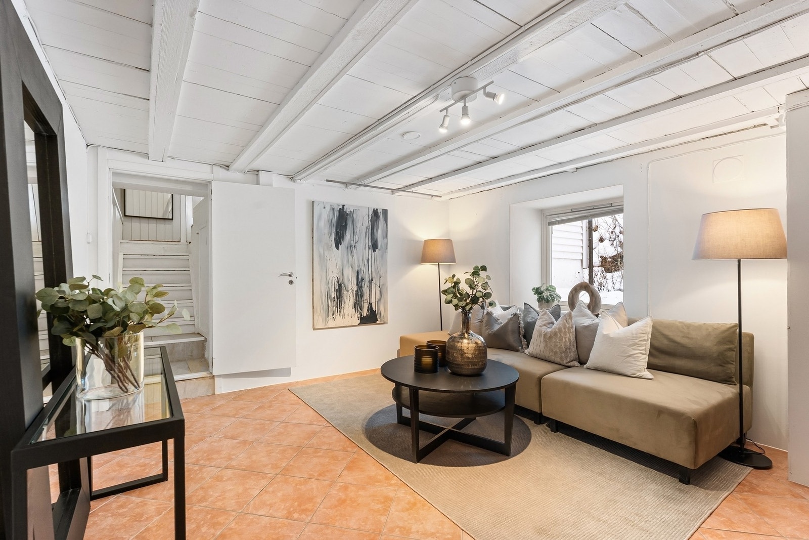 Kjellerstue med flislagt gulv med varmekabler og lyse vegger. Galleribilde