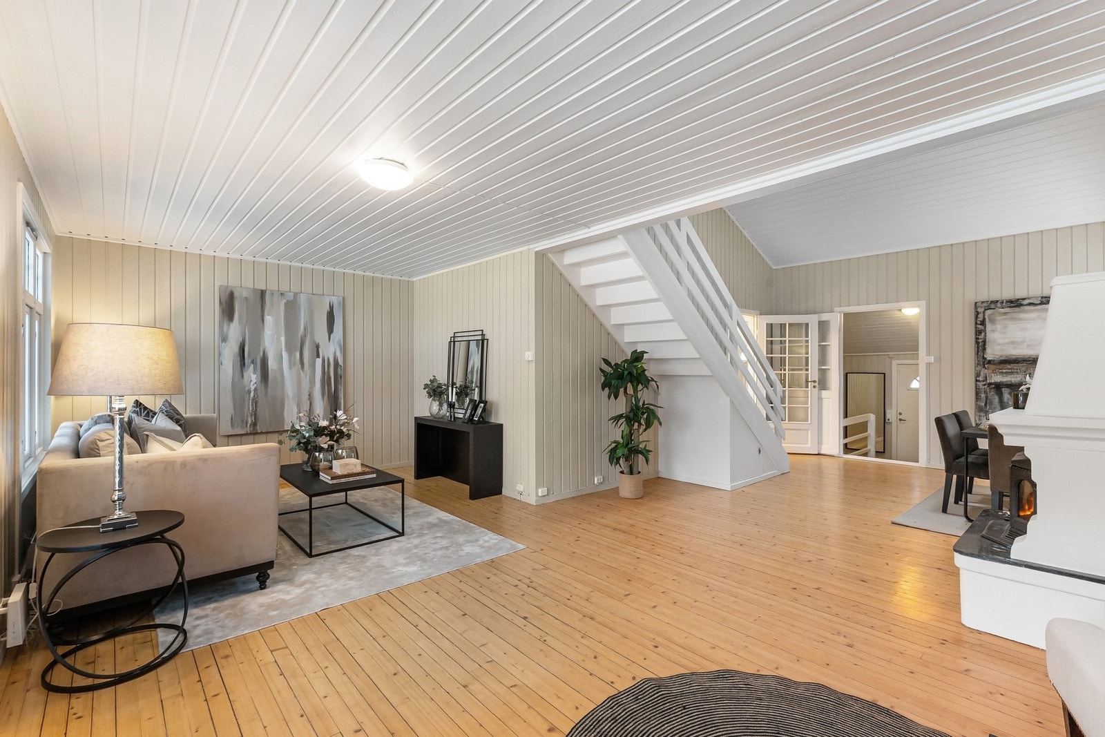 Stuen er stor og luftig med flere møbleringsmuligheter, og god plass til både sofagruppe, spisebord og øvrig innredning. Galleribilde