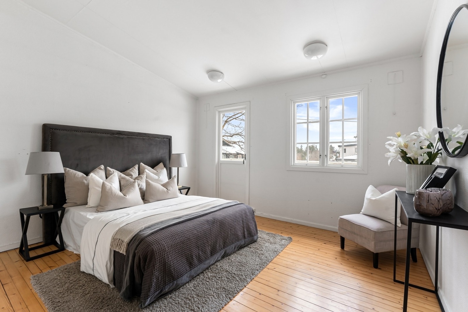 Boligens hovedsoverom er romslig og har god plass til dobbeltseng med tilhørende nattbord og øvrig møblering. Galleribilde