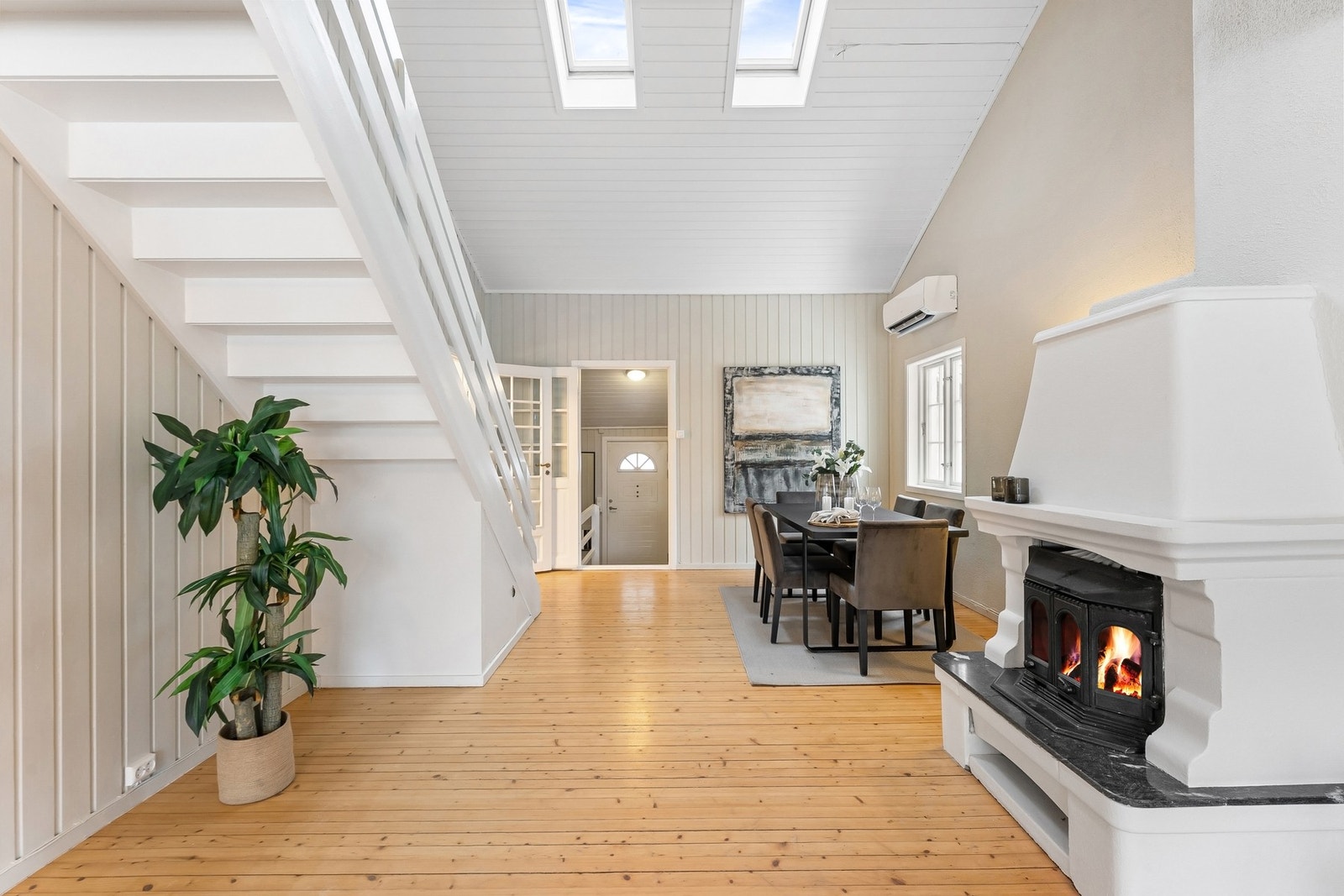 Peisen er plassert sentralt i rommet og gir god varme på kalde dager. Galleribilde