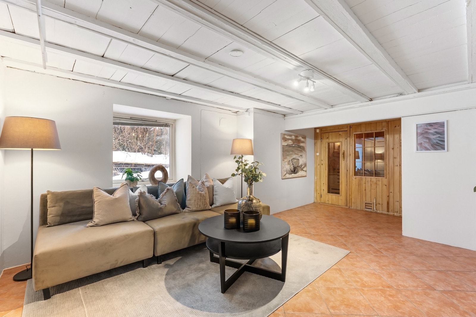 Rommet egner seg godt som TV-stue eller ekstra oppholdsrom. Vinduet slipper inn godt med dagslys. Galleribilde