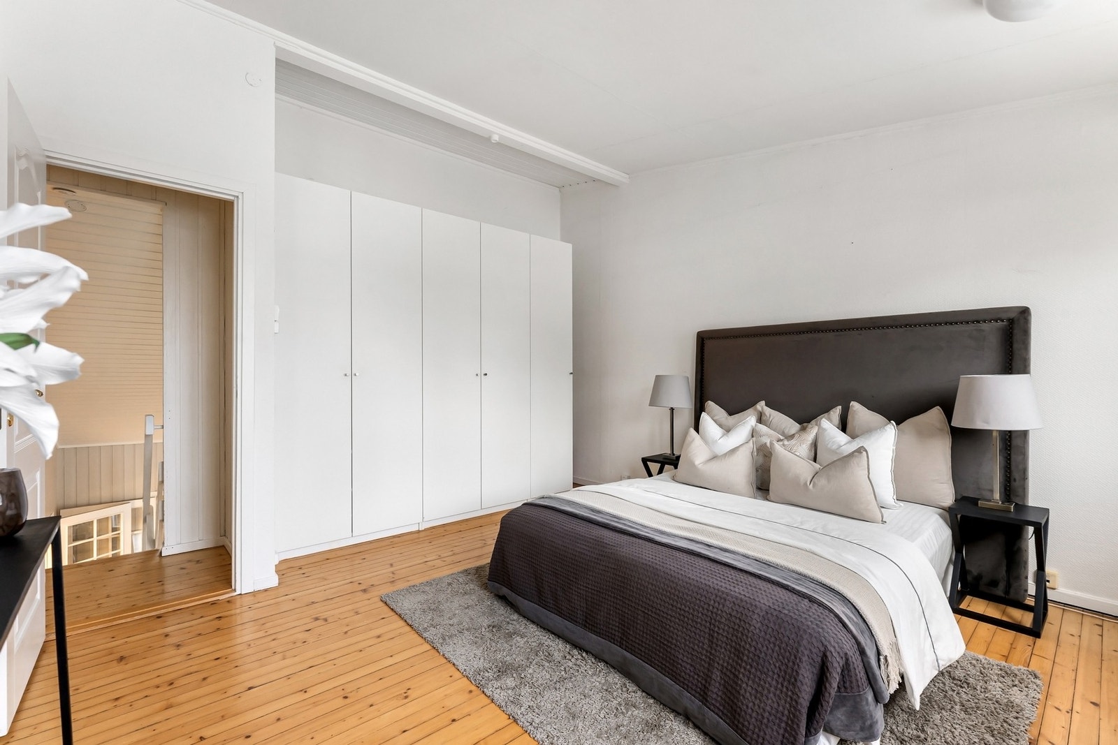 Garderobeløsning med god oppbevaringsplass. Galleribilde