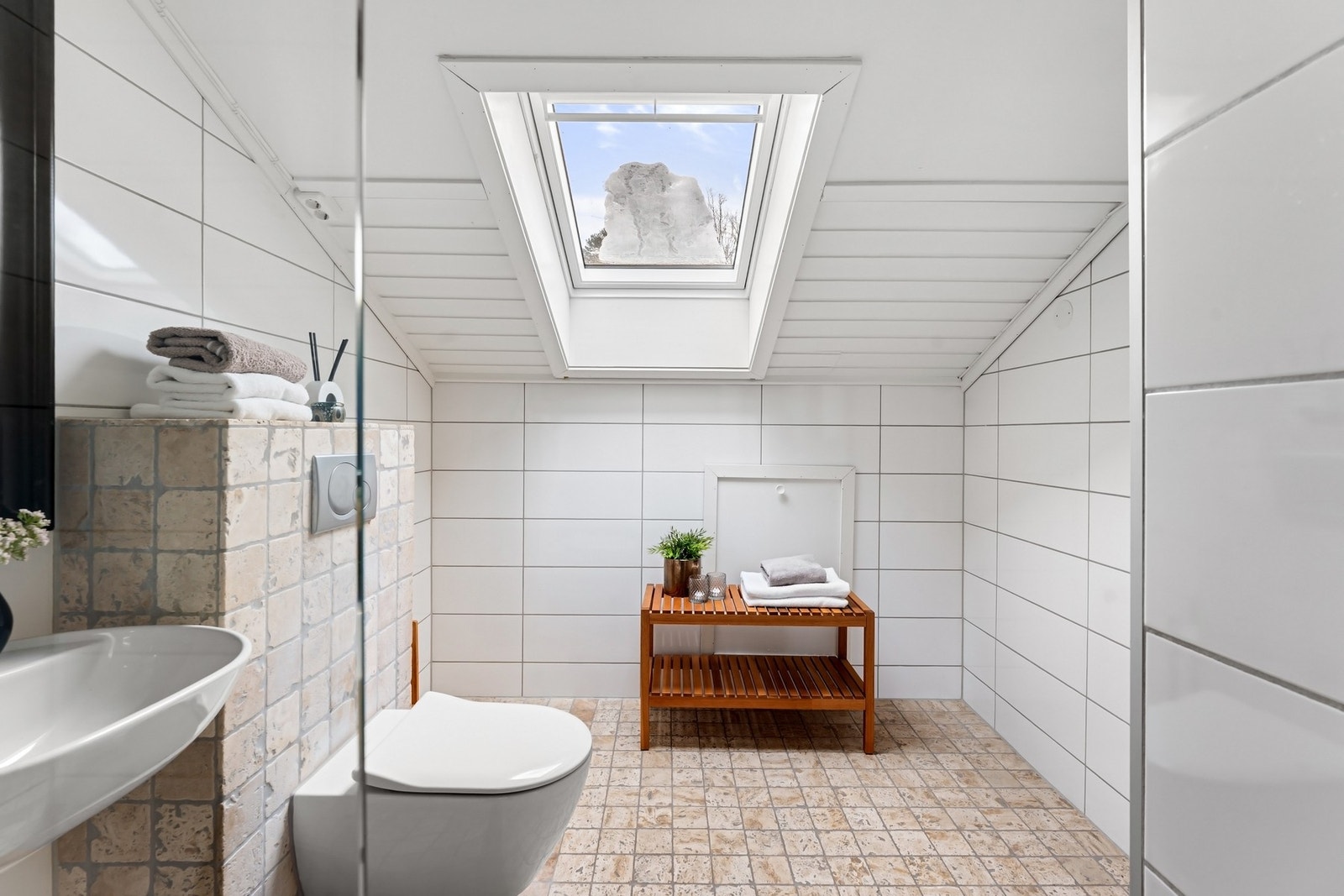 Badet har flislagte gulv og vegger med varmekabler i gulv. Det ble satt inn nytt takvindu i 2023. Galleribilde