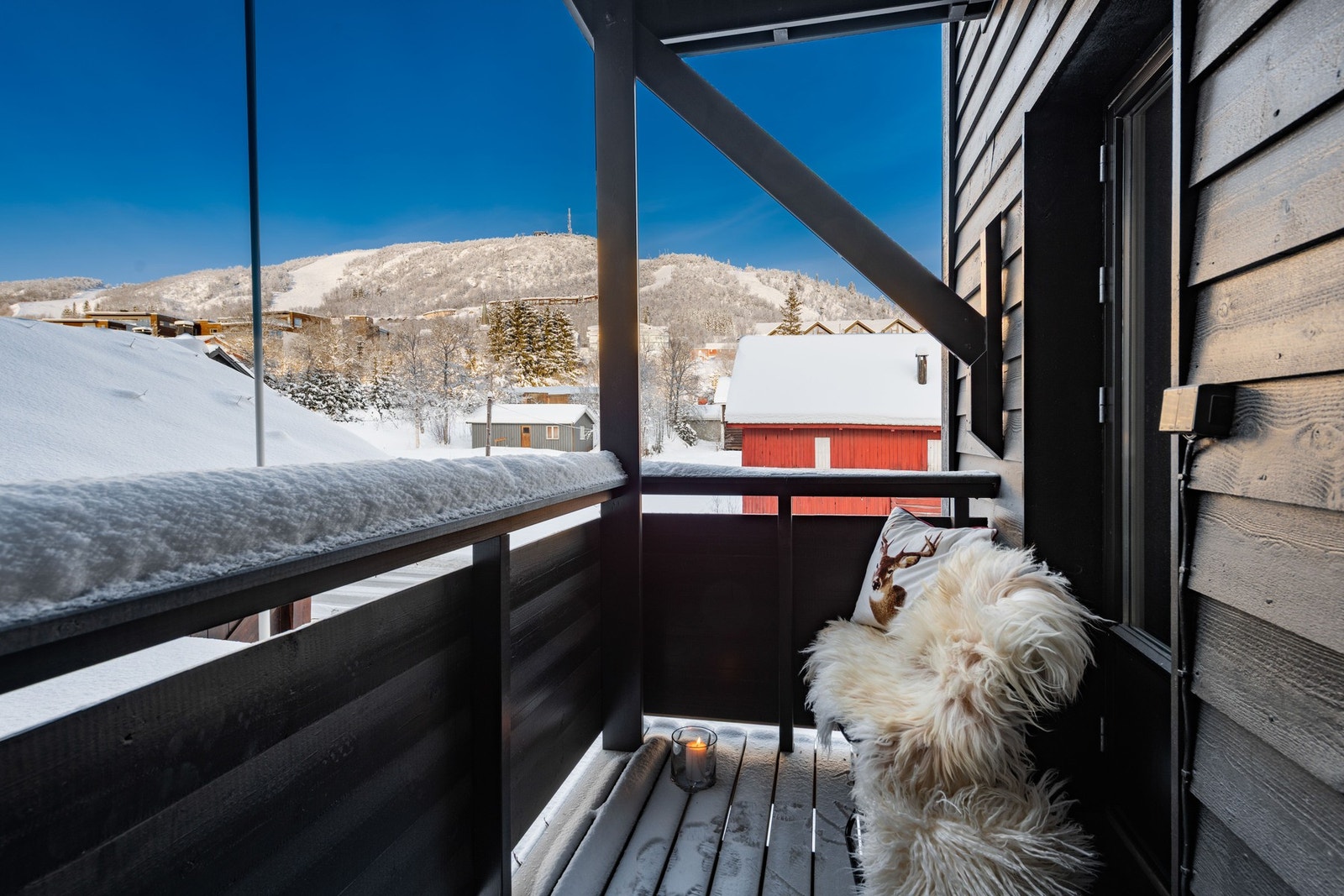 Fra altanen har man flott utsikt mot Geilotoppen Galleribilde