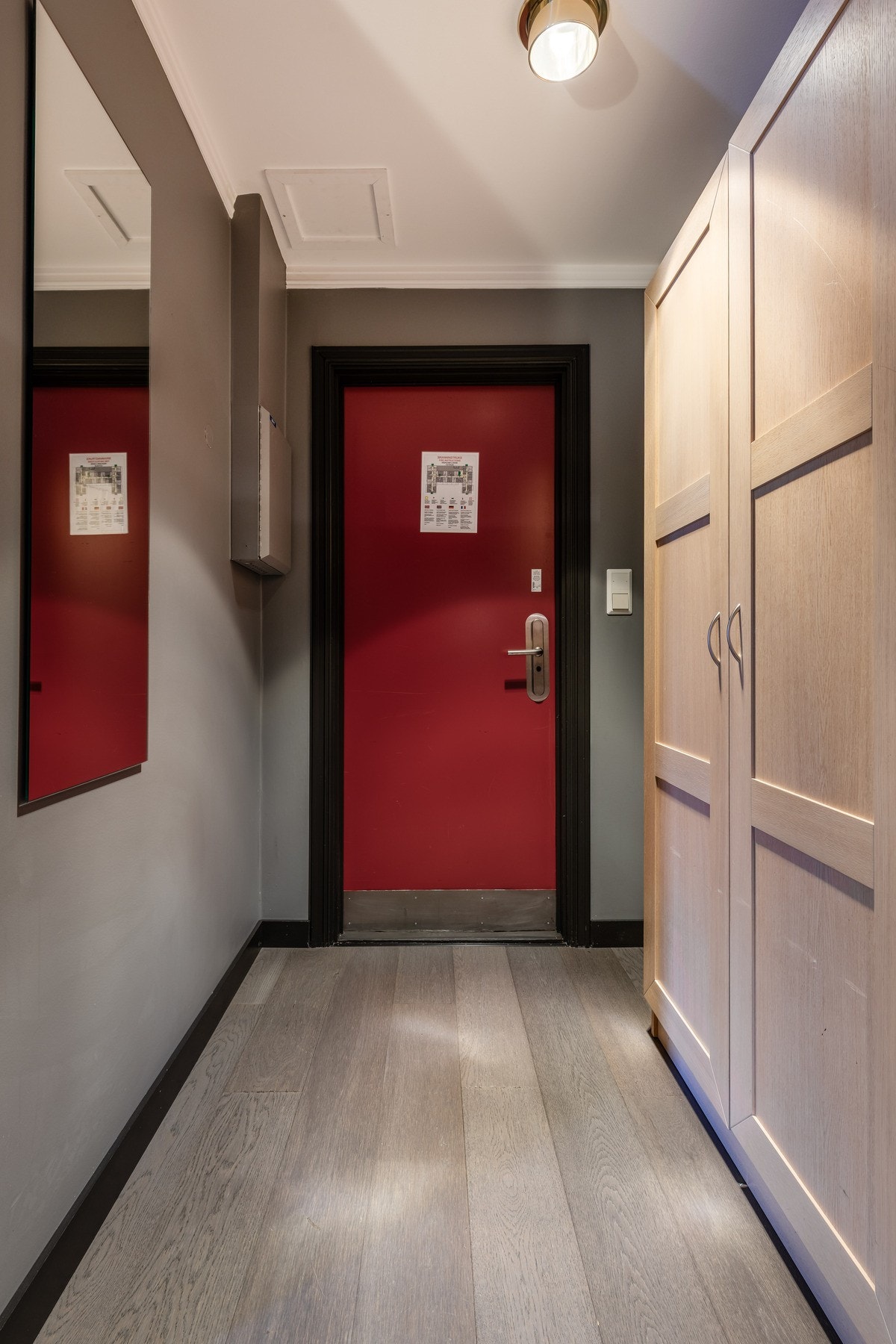 Entré med garderobeskap Galleribilde