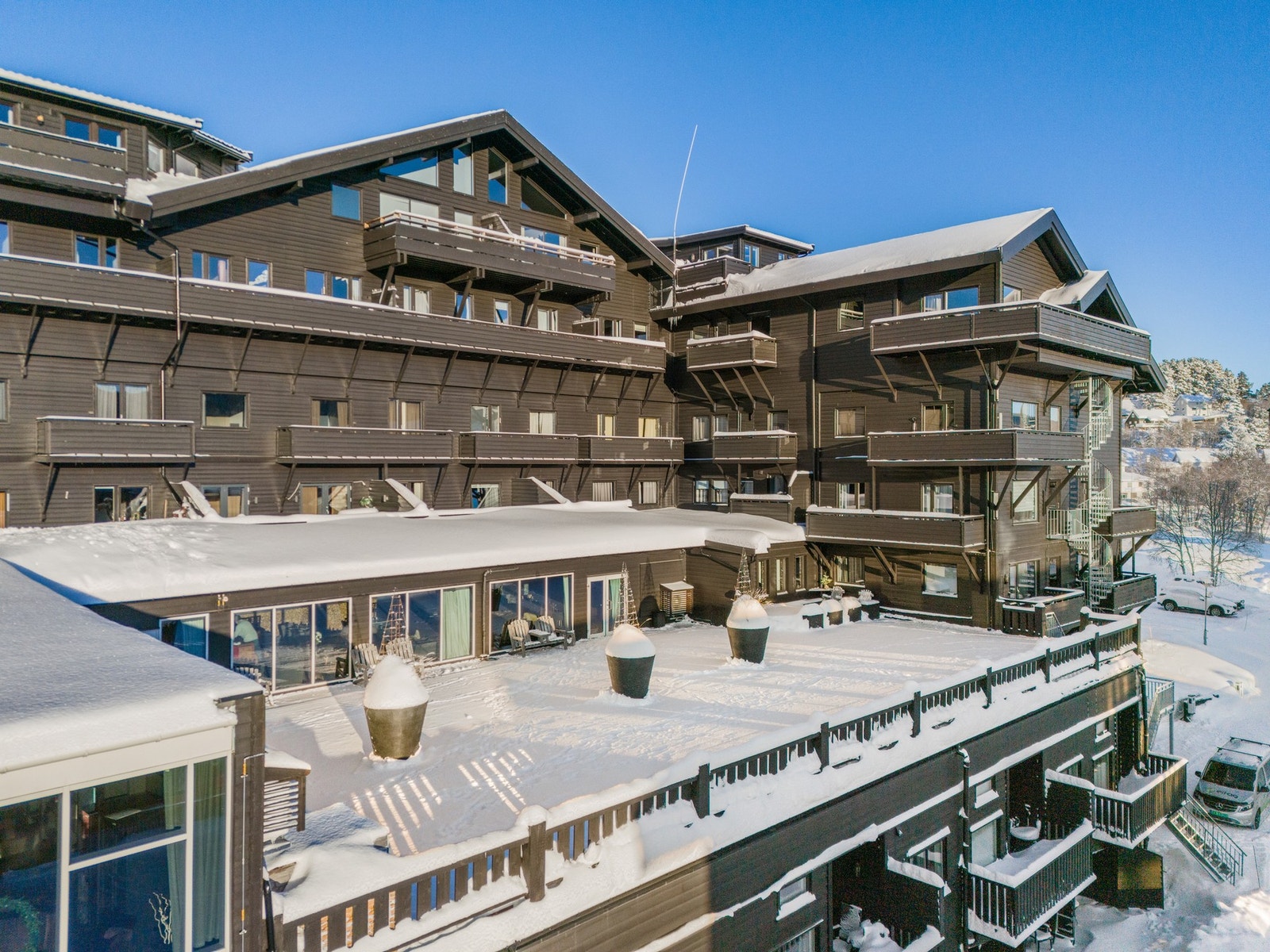 Stor felles terrasse utenfor loungen Galleribilde