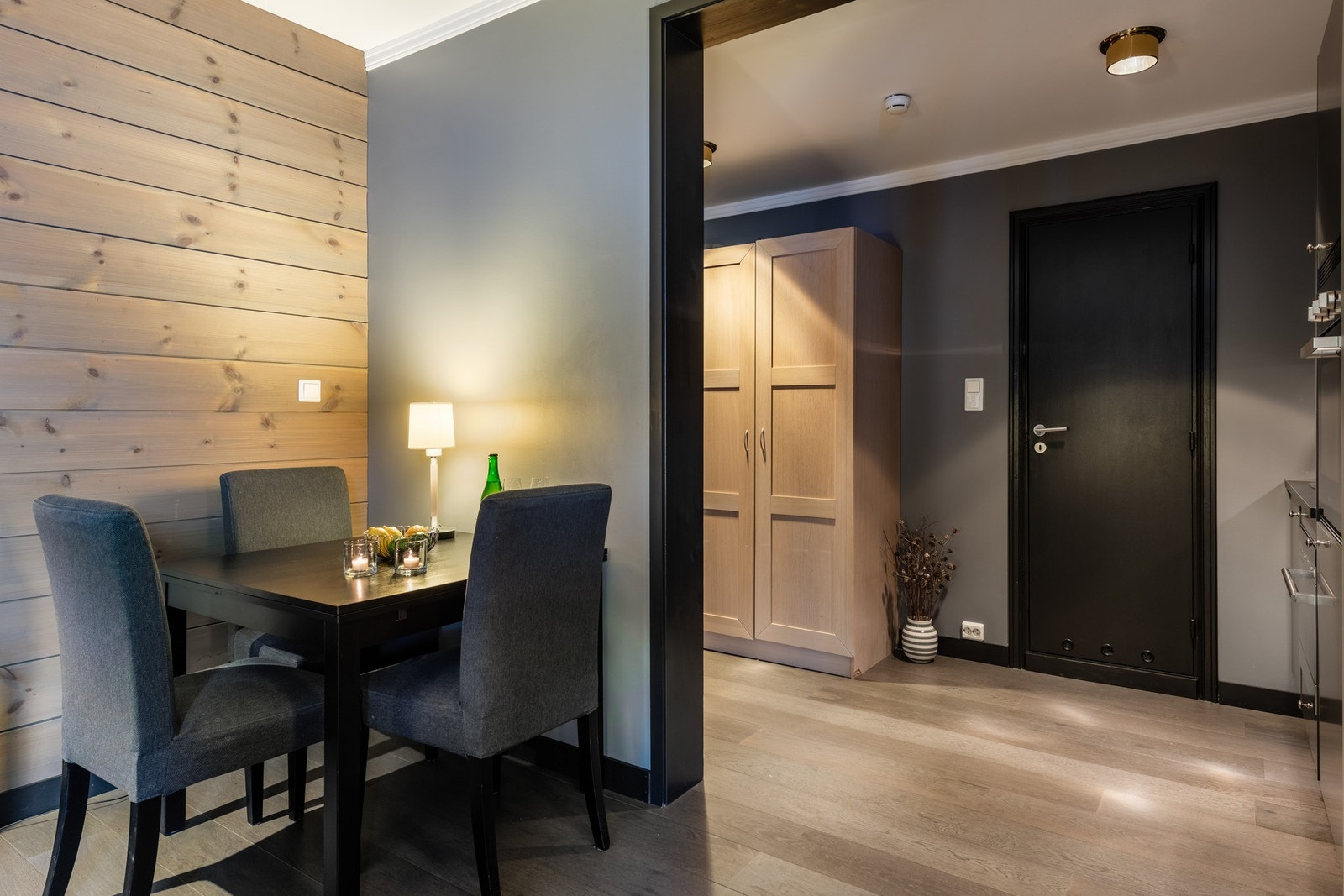 Leiligheten har en praktisk planløsning med åpen stue- /kjøkkenløsning, et koselig soverom og bad med både dusj og badekar Galleribilde