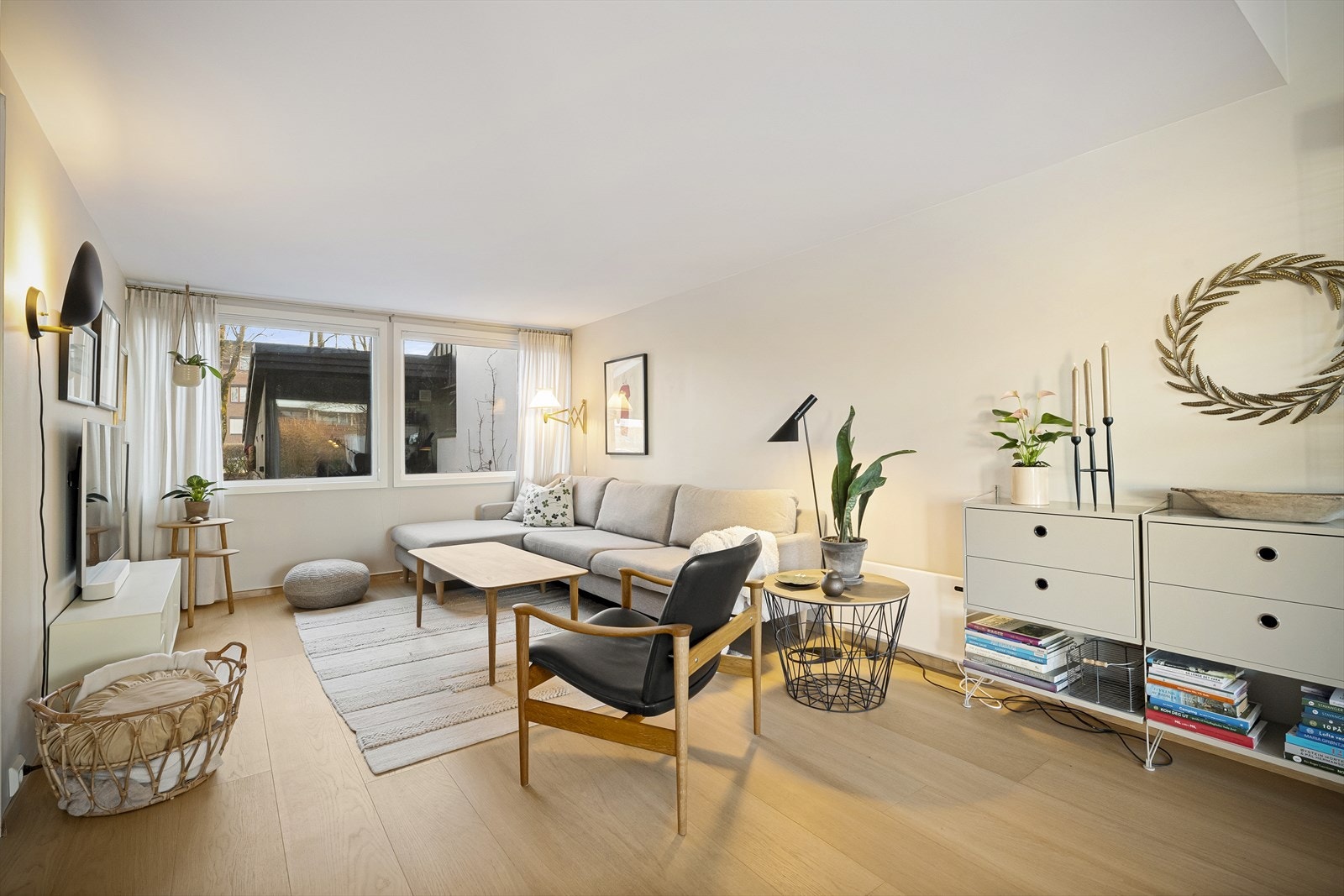 Lys, pen stue i flere soner Galleribilde