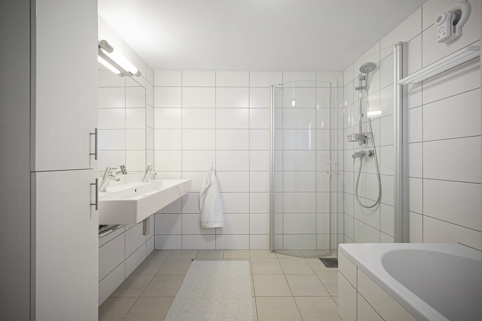 Bad i hovedetasje med både dusj og badekar Galleribilde