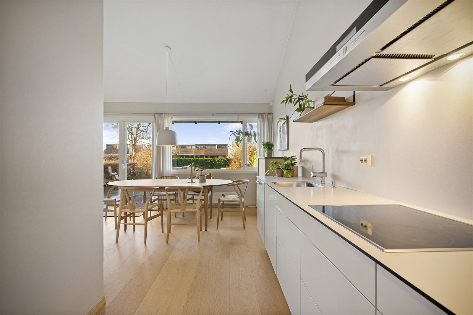 Stilrent kjøkken med integrerte hvitevarer Galleribilde