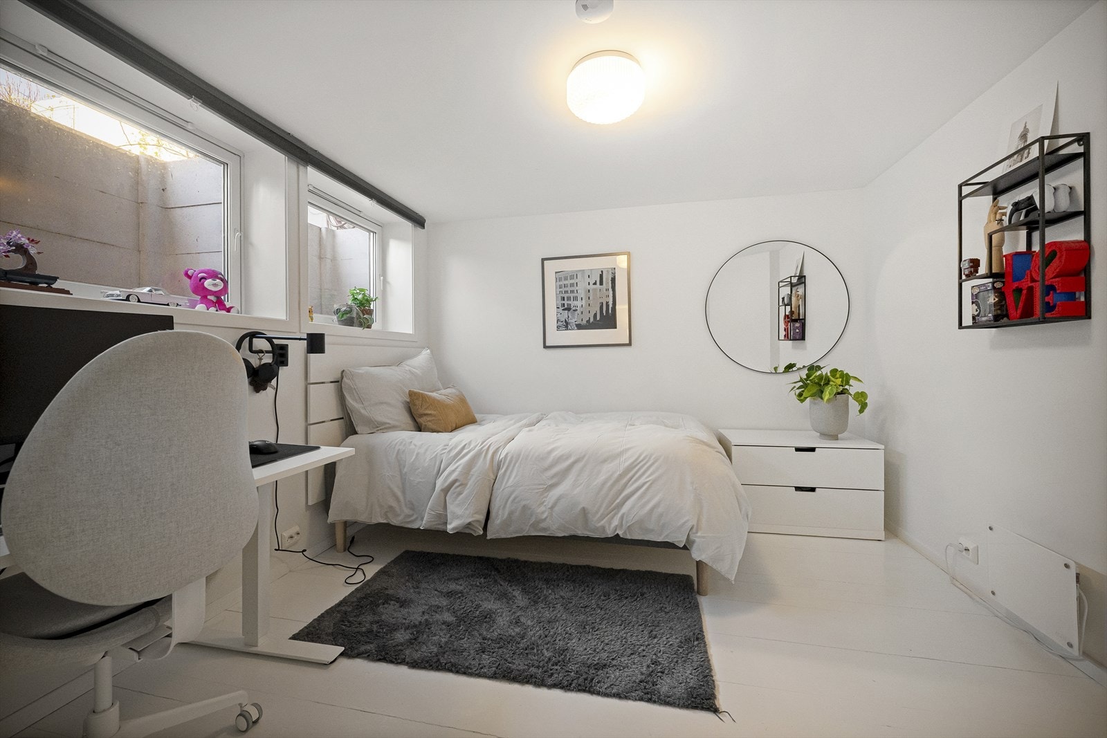 Rom brukt som soverom (Ikke omsøkt/godkjent. Kjeller er på godkjente tegninger godkjent med ett stort rom benevnt som Gildestue) Galleribilde