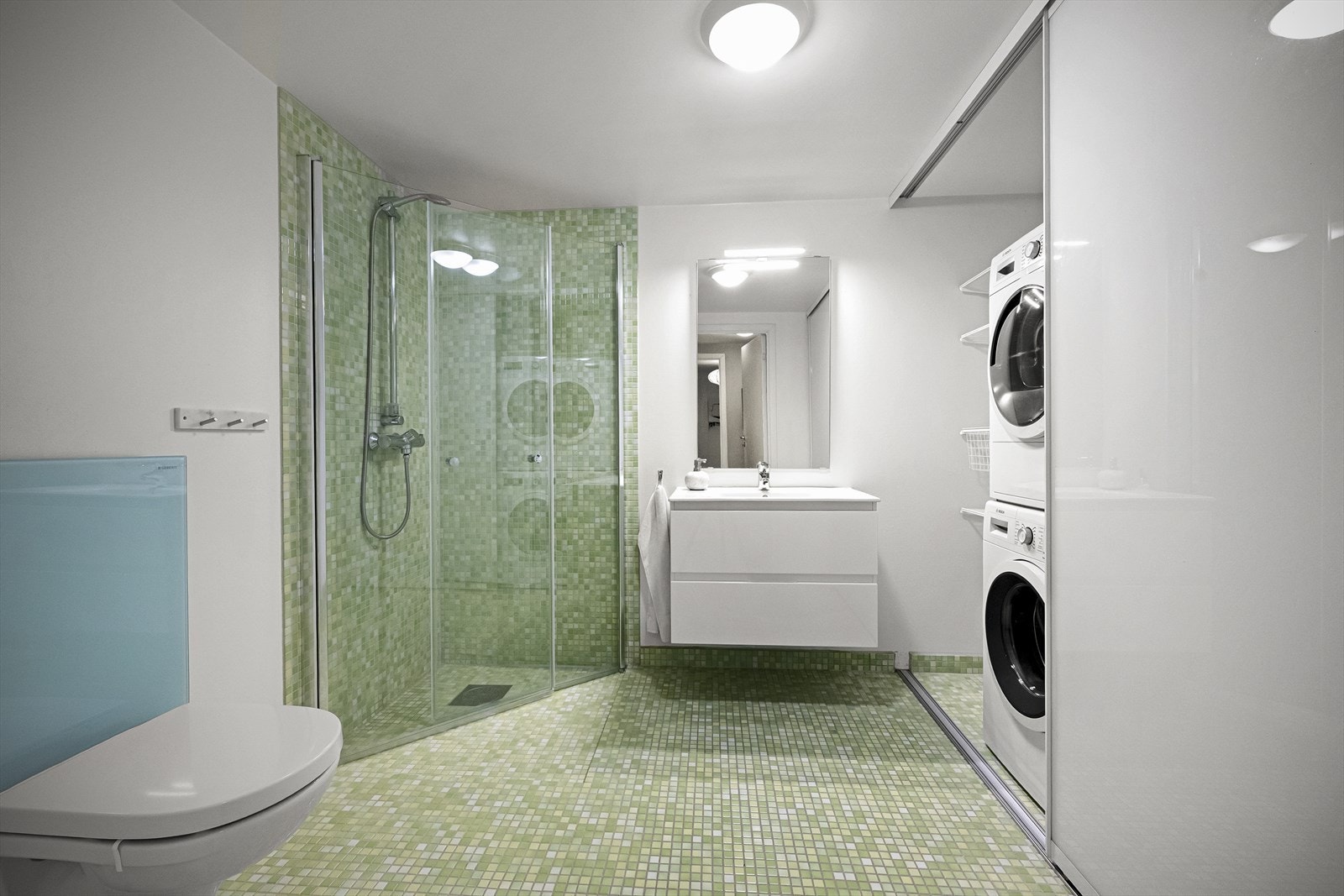 Pent bad med smart skyvedørsløsning til vaskemaskin/tørketrommel Galleribilde