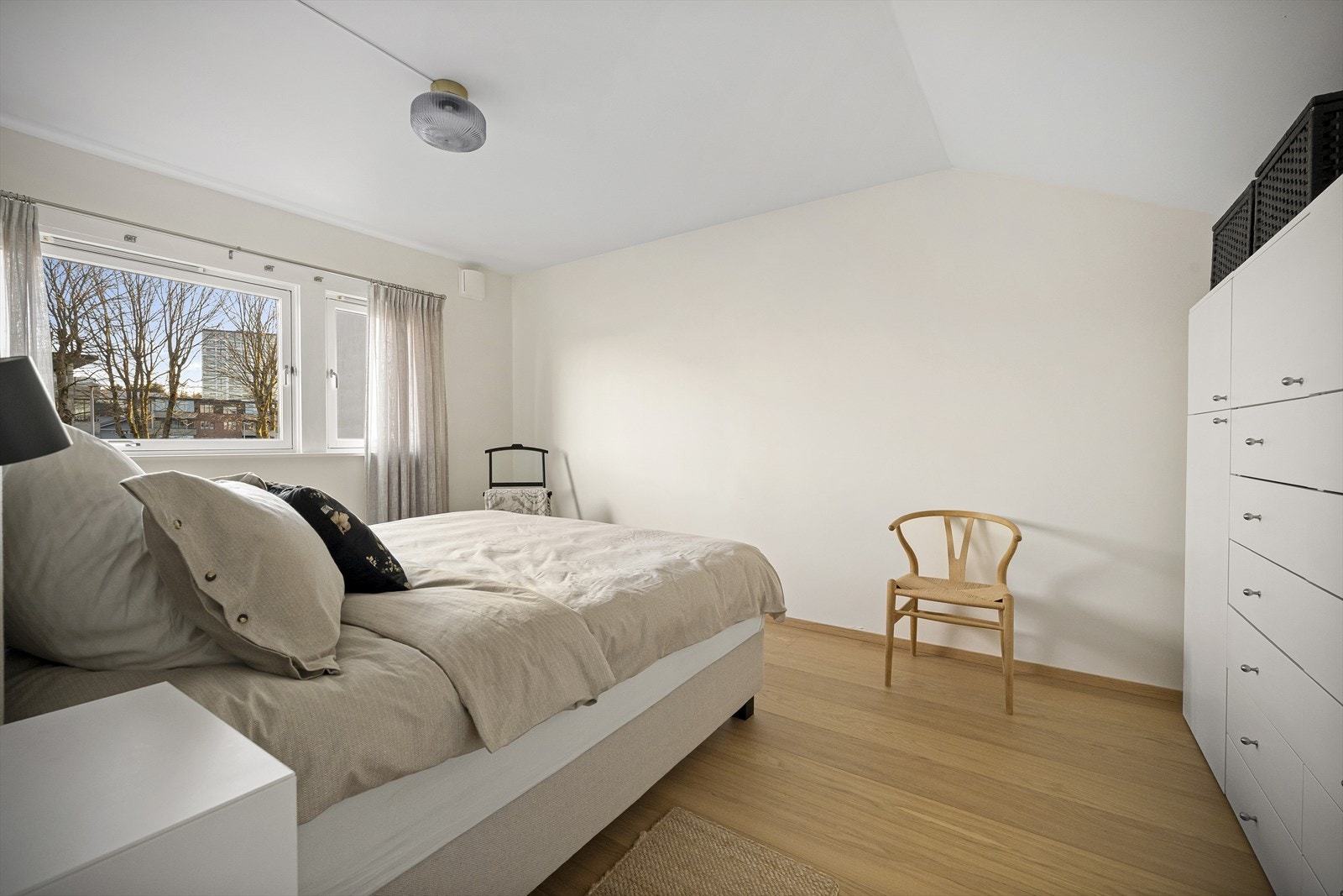 Det er 3 soverom i 2 etg. Galleribilde