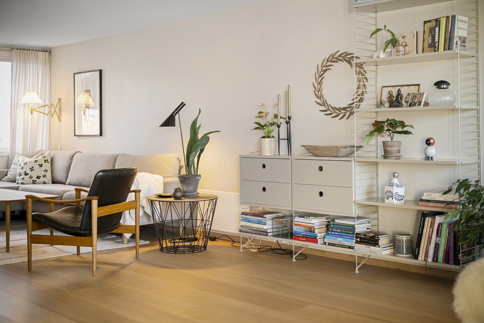 Pen enstavs parkett og lysmalte vegger. Galleribilde