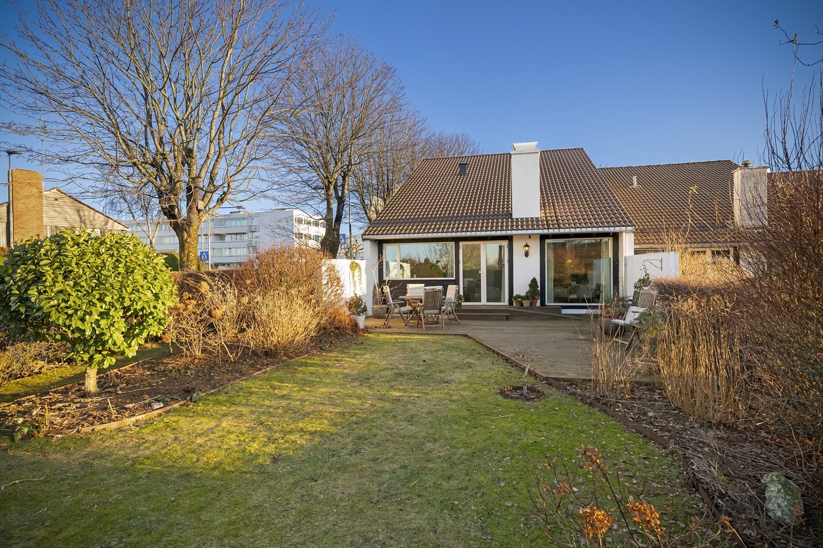 Velkommen til Jan Petersens gate 1 - Tiltalende enebolig i rekke med særegen arkitektur | Flott, solvendt hage | Meget barnevennlig | Ettertraktet boligområde Galleribilde