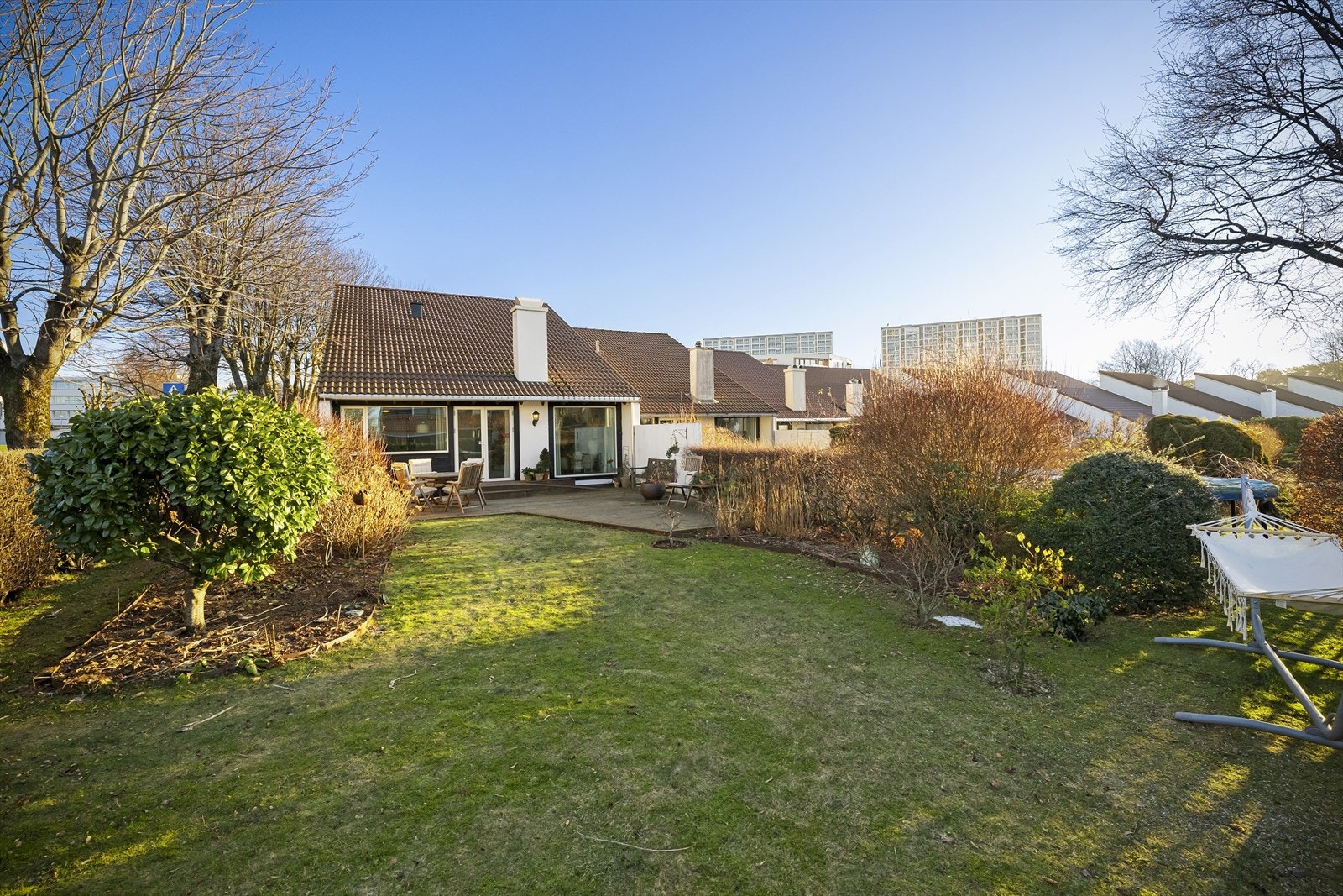 Pent opparbeidet og romslig hage med gode solforhold Galleribilde