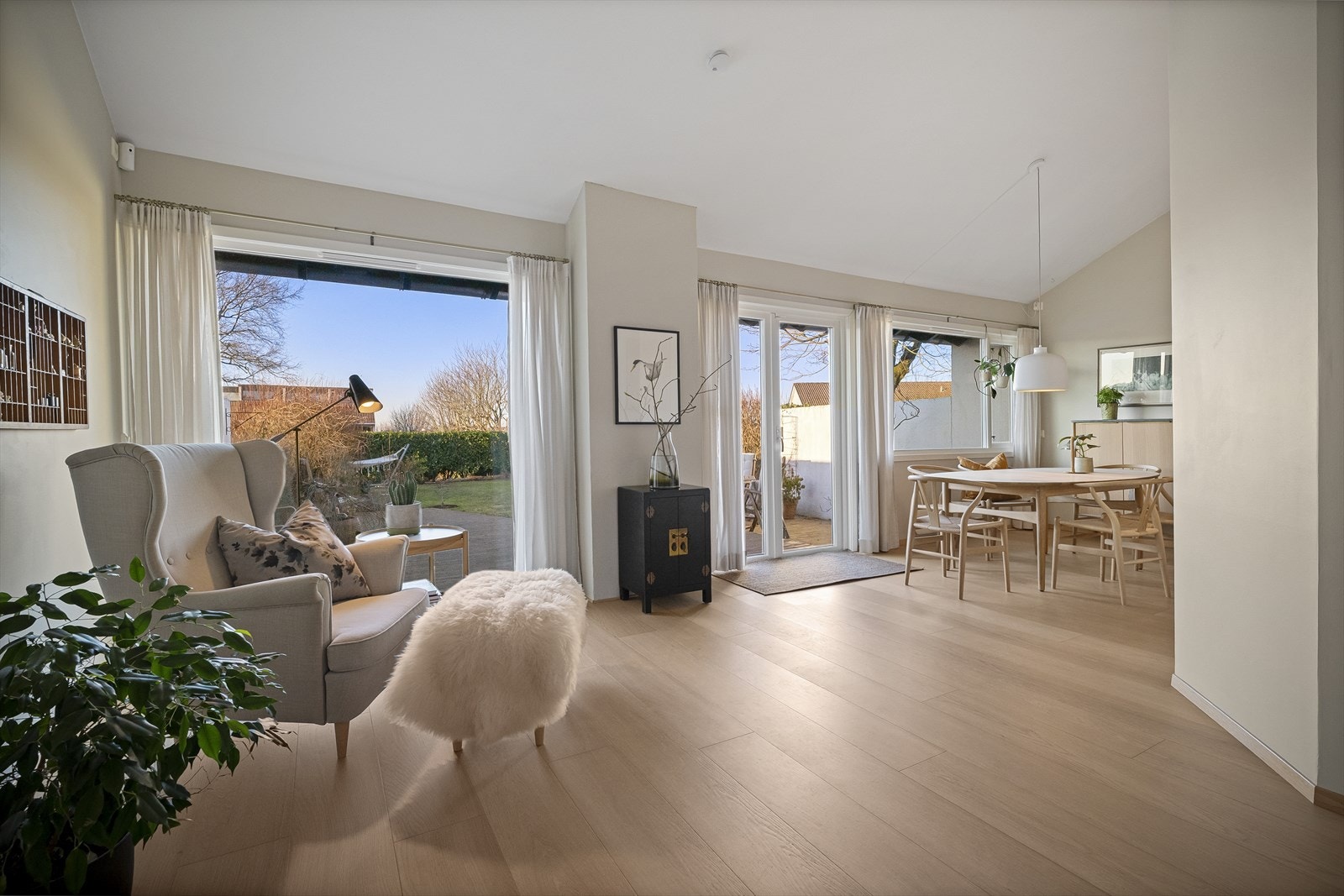 Det er god kontakt med de fine og solrike uteplassene Galleribilde